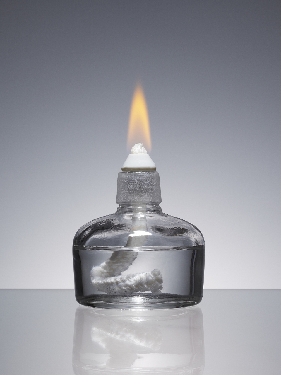 碰到酒精灯起火如何处理 碰到酒精灯起火时,需要立即采取安全措施来