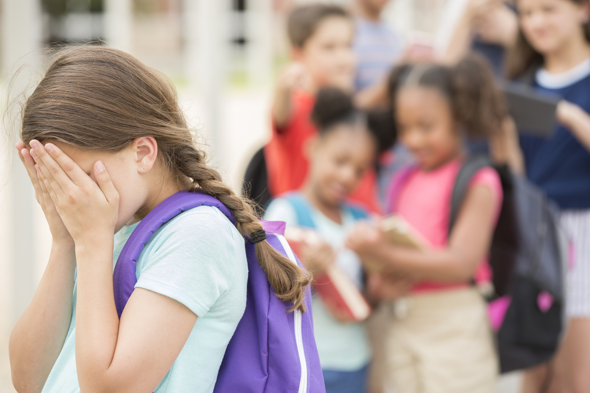 3年级的女孩不小心把红笔油蹭到裤子上,男同学误以为来大姨妈  妈妈