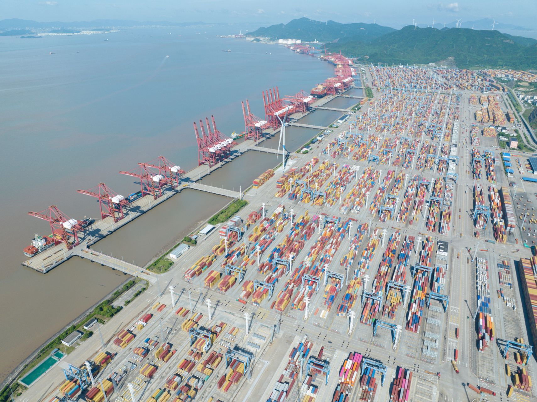 宁波港,这座镶嵌于东海之滨的璀璨明珠,以其繁忙的航运枢纽地位和深厚