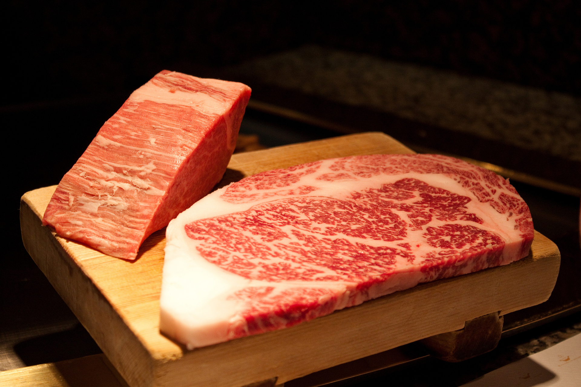 神户牛肉  神户牛肉之所以这么名贵,是因为其肉中分布了像大理石纹路