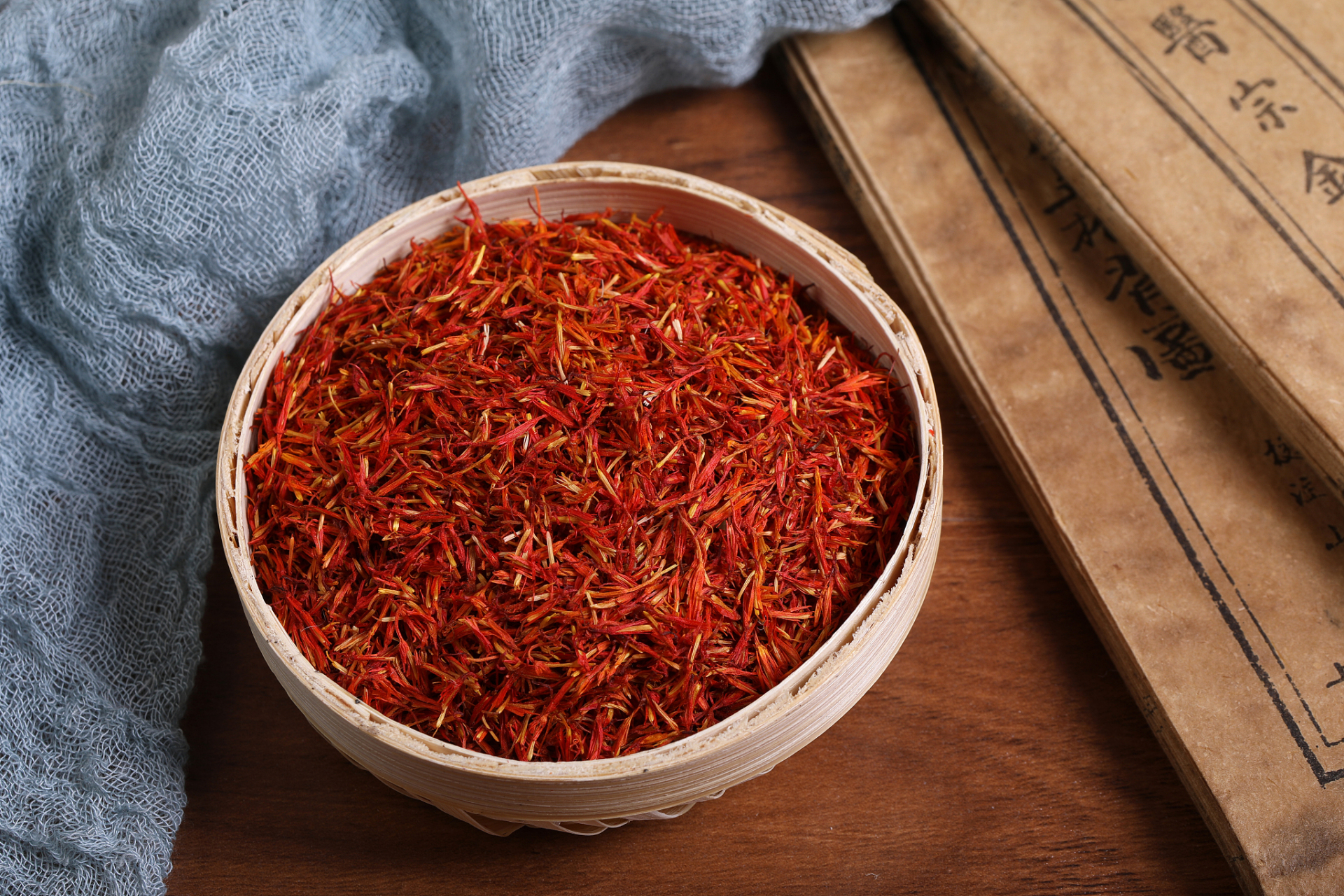 首先红花泡水喝,可以达到活血通经以及散瘀止疼的目的.