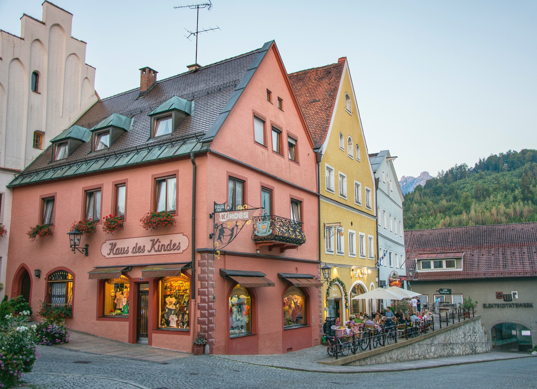 北欧小镇,安静而美丽 白雪皑皑,夜晚的极光点亮繁星 轻轻的雪花,飘落