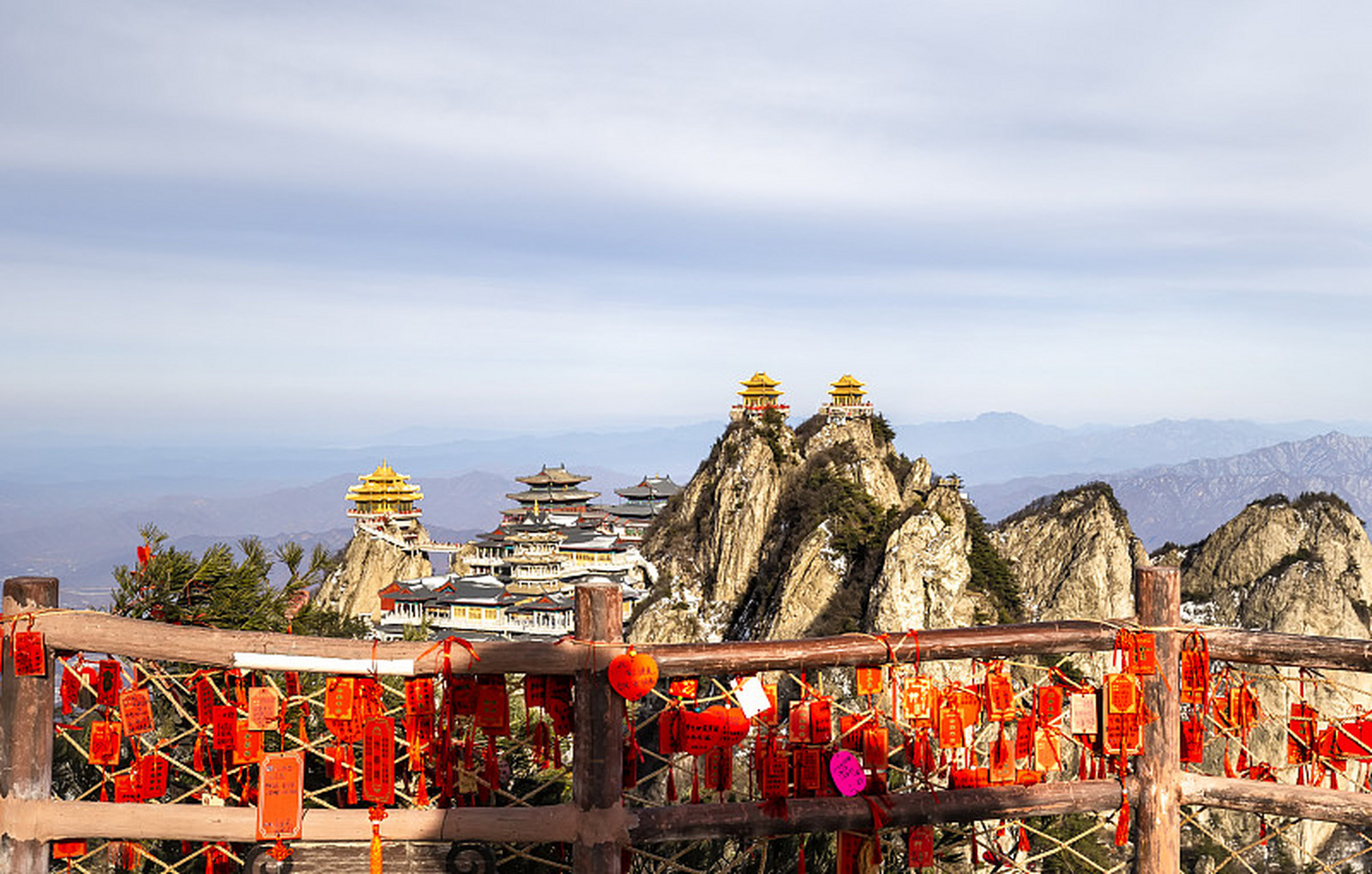 老君山位于中国河南省洛阳市,是一座具有悠久历史和文化底蕴的风景