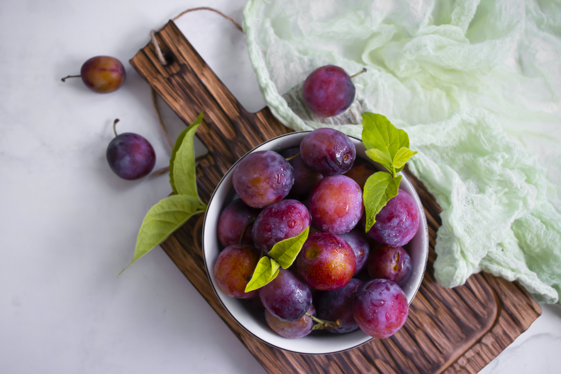 西梅的功效和作用 西梅对肝脏有好处吗 西梅是一种常见的水果,含有丰