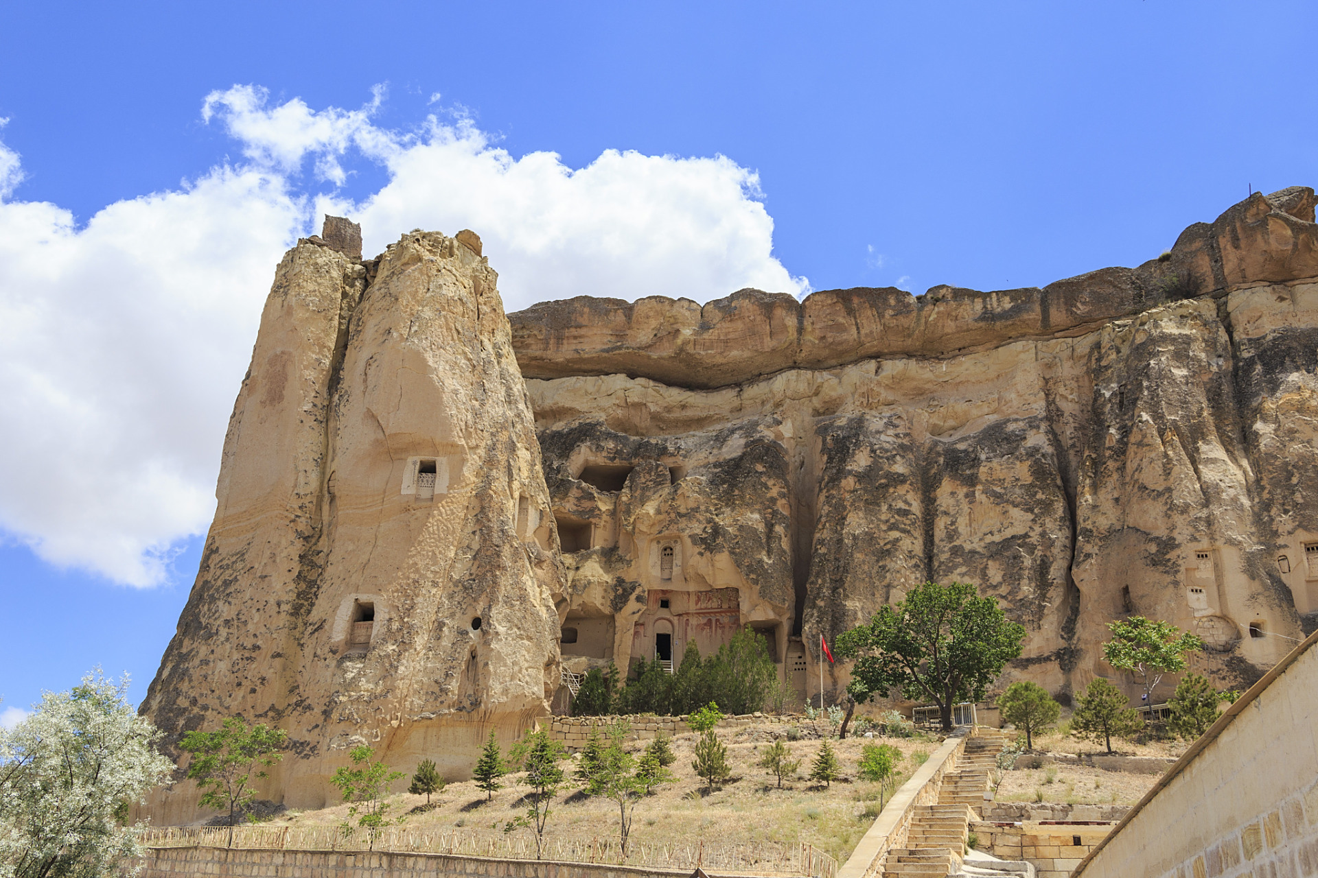 克孜尔尕哈烽燧遗址位于新疆库车市,是古丝绸之路上的重要历史遗迹.