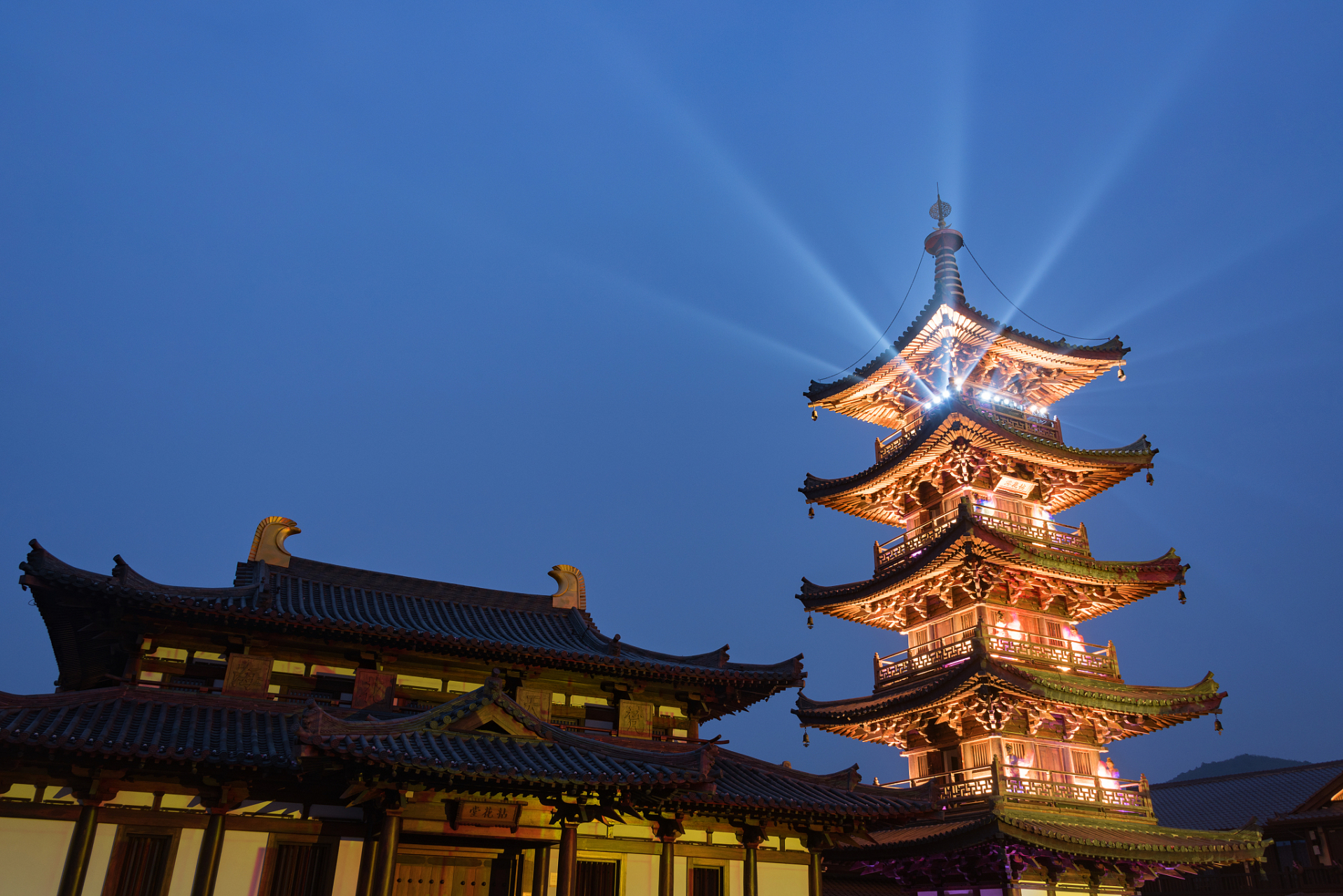 寒山寺位于江苏省苏州市姑苏区,始建于南朝萧梁代天监年间(公元502