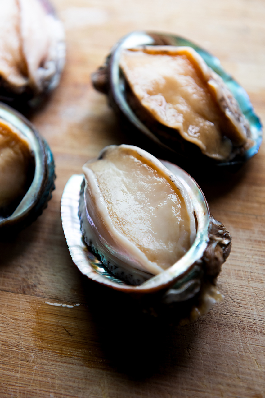 然后,用一把小刀从鲍鱼的排泄孔处,轻轻划开一个口子.