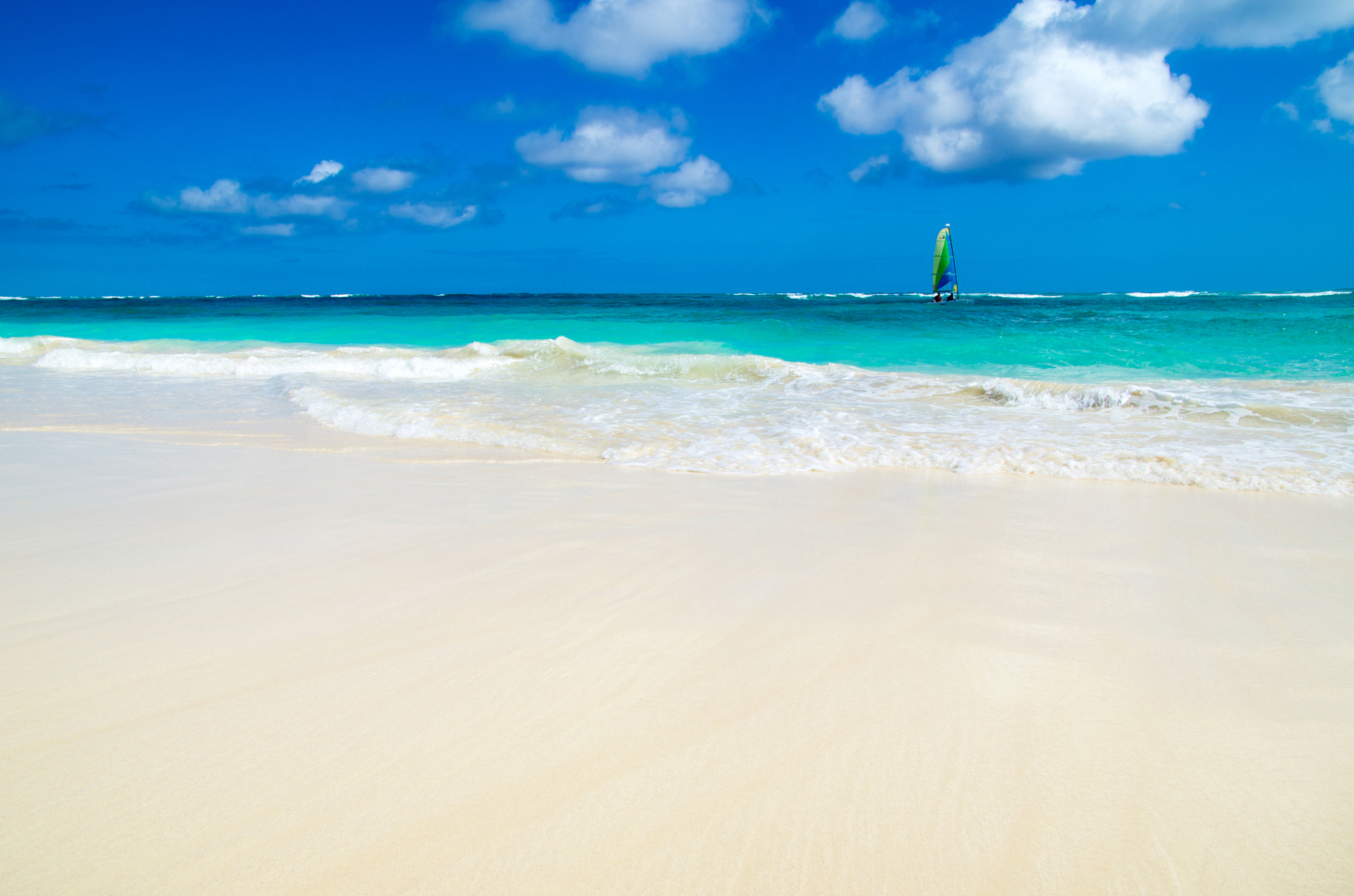 摘要: 在阳光照耀下,大海和沙滩构成了一幅美丽的画卷.