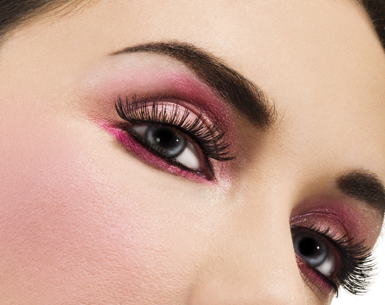 如果想要让眼部妆容更明显,下眼线用棕色或紫色的眼影淡淡晕开就可以