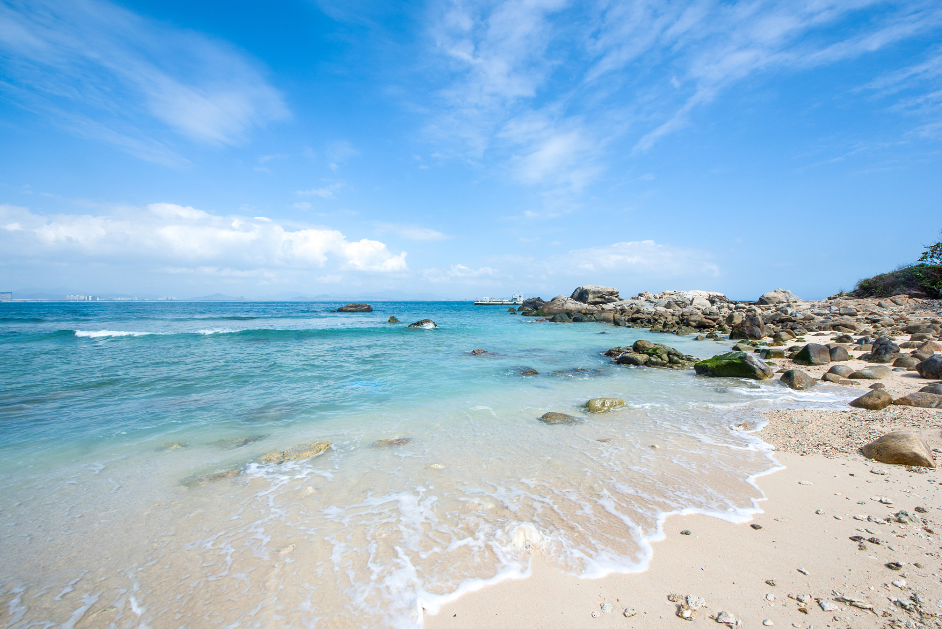 在中国广袤的土地上,有一处被誉为天堂的地方——三亚 珊瑚湾海滩