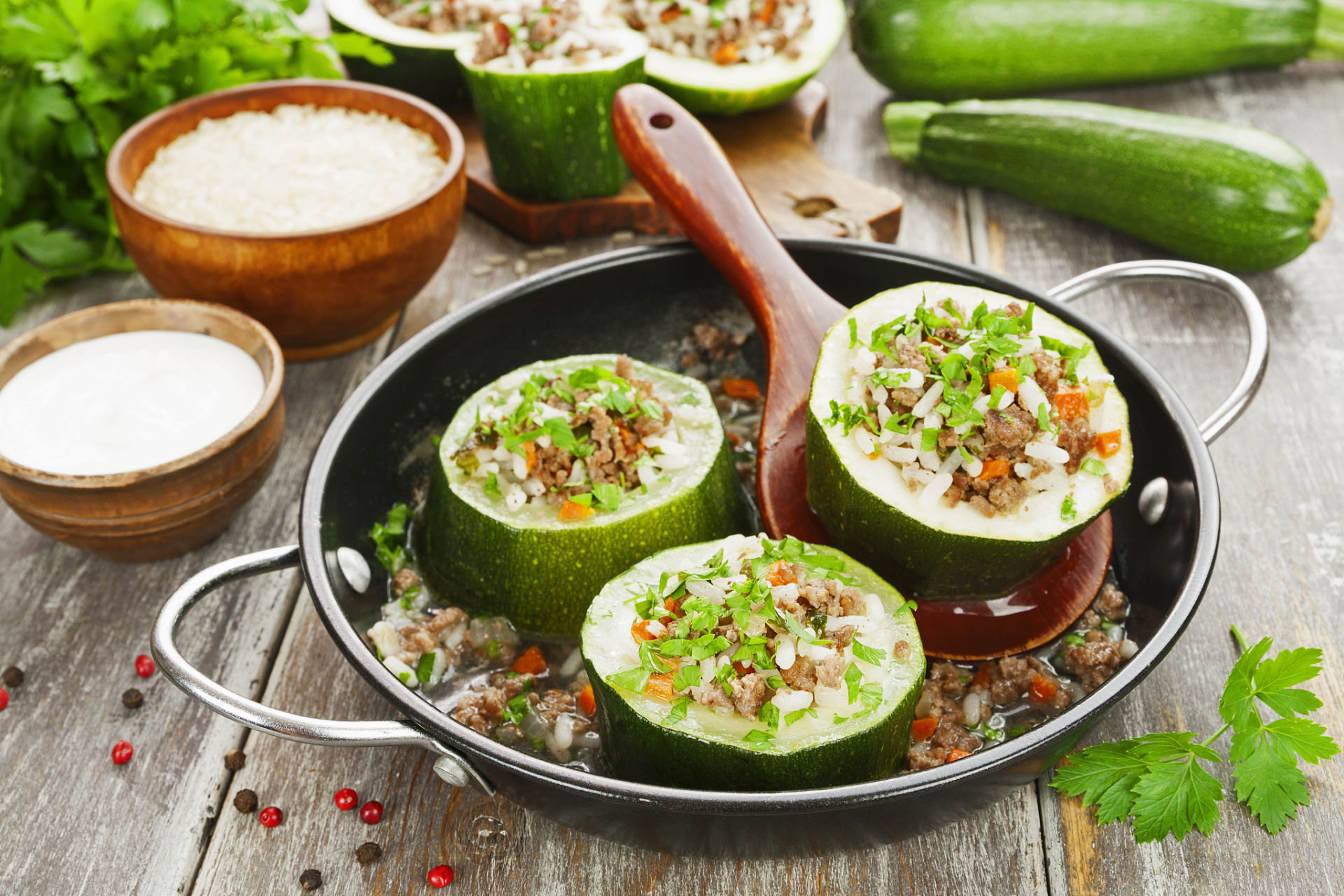 立夏# #立夏吃什么# #立夏饭#   渐觉风光燠,徐看树色稠.