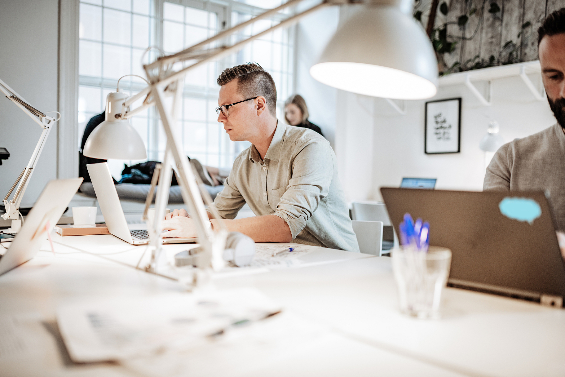 进行空间规划,平面布局,色彩搭配,材料选择等设计工作.