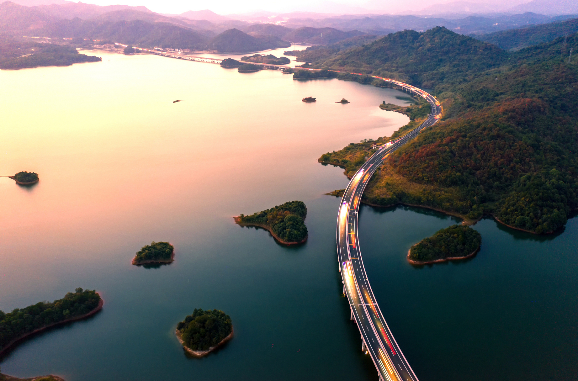 庐山西海,原名柘林湖,位于江西省九江市西南部,地跨永修,武宁两县