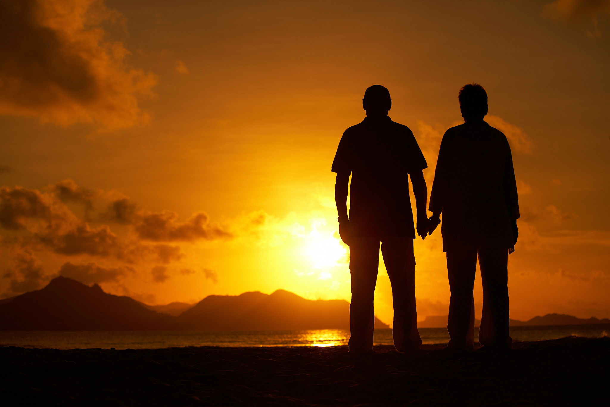 "今日漫步夕阳下,偶遇一对老夫妇手牵手,笑里藏着岁月的故事