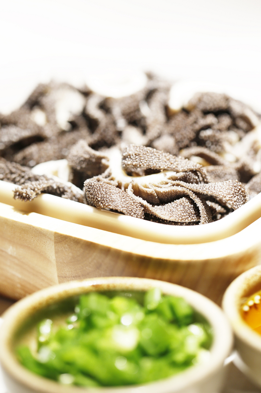 老北京爆肚,作为北京的一种传统小吃,已有近百年的历史.