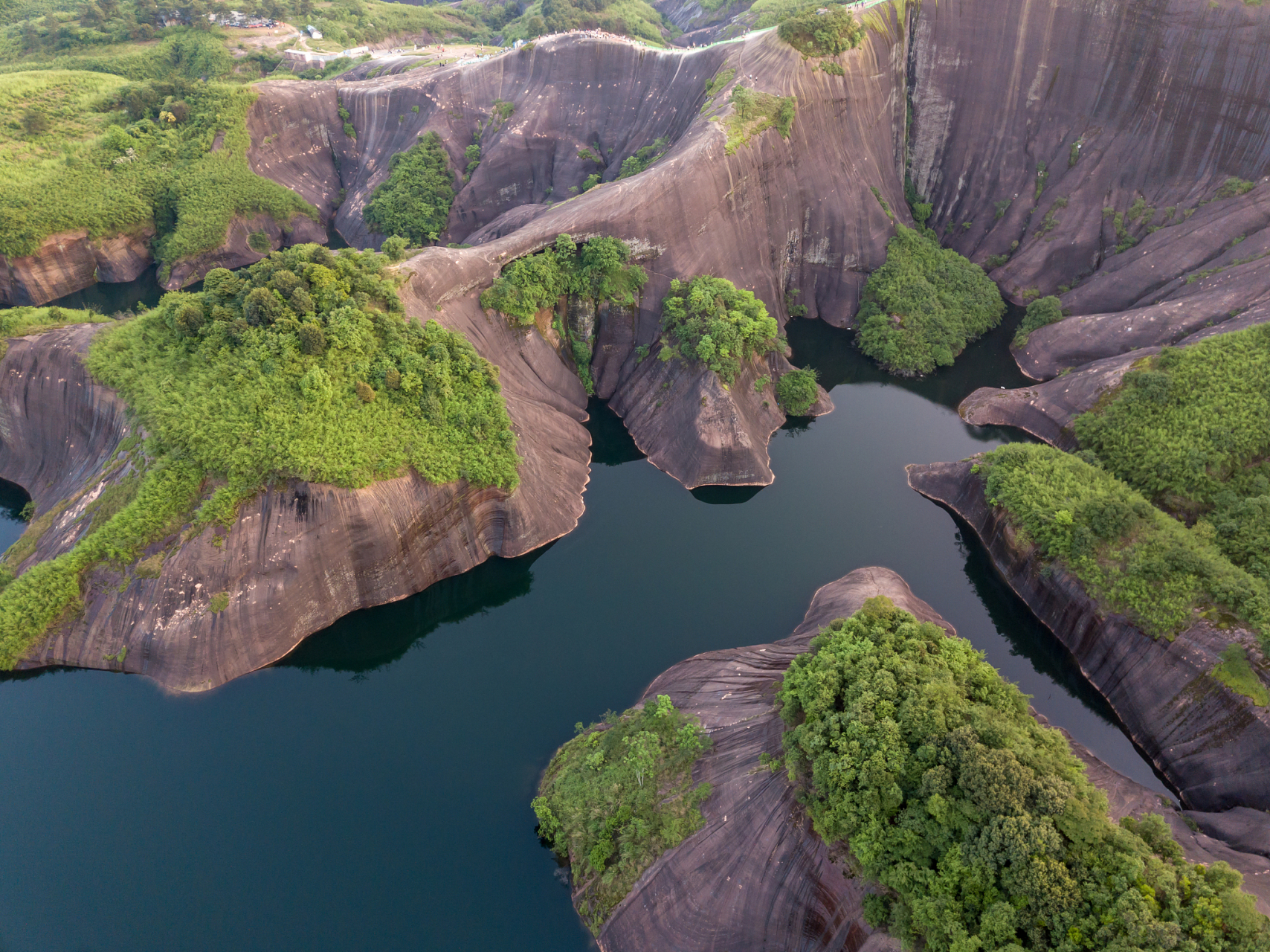 高椅岭风景区位于湖南郴州市永兴县,以壮丽的丹霞地貌和自然美景吸引
