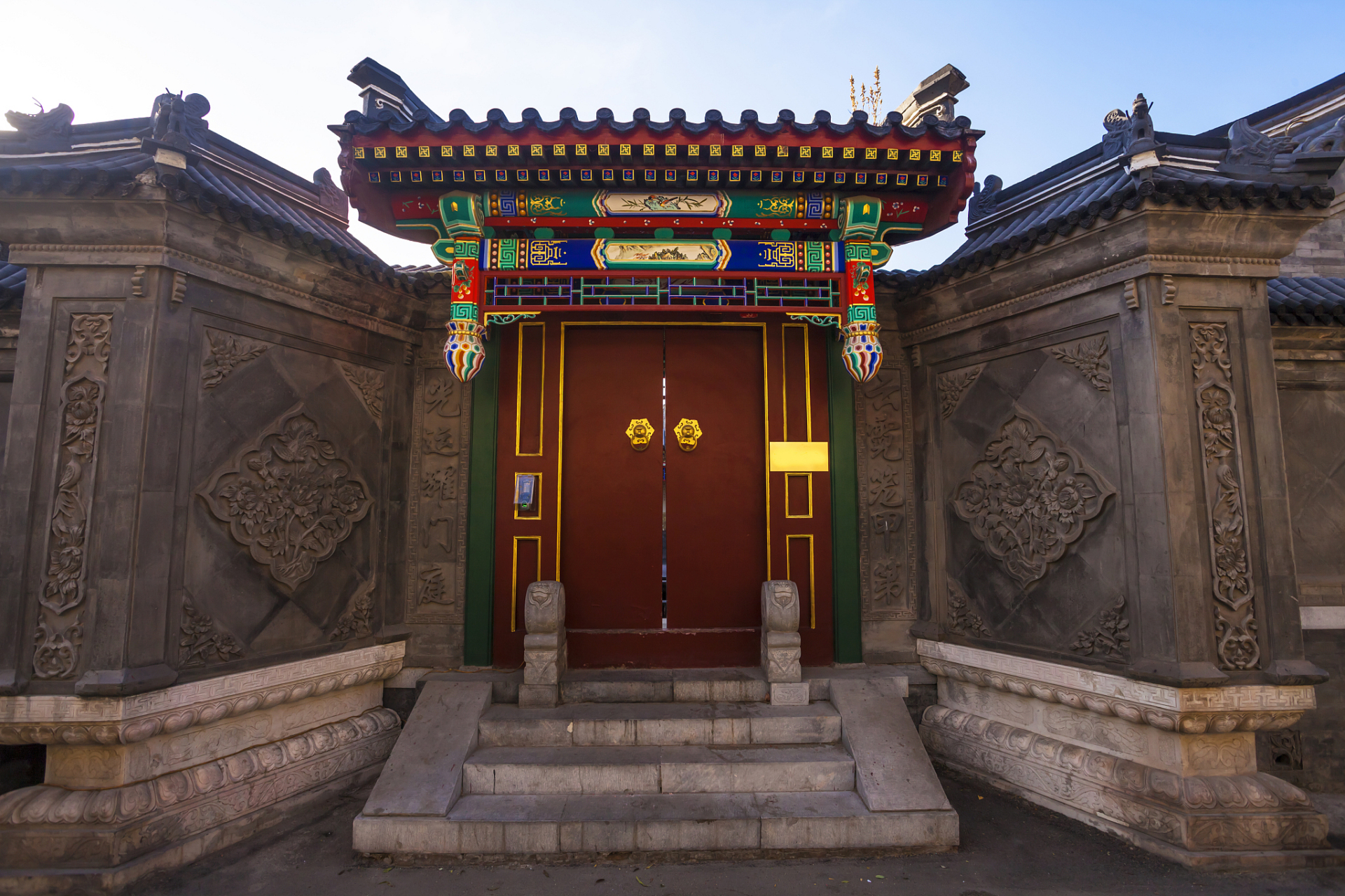 首先,围墙大门的方向应该与房屋的朝向保持一致,这样可以保持整体的