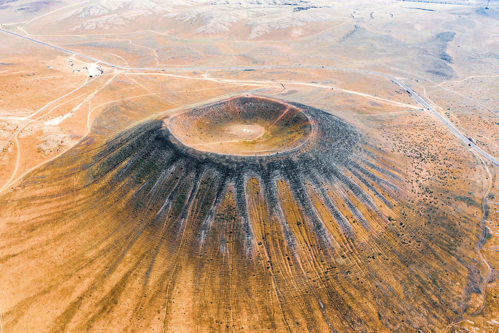 撒哈拉沙漠中的"撒哈拉之眼"是一个直径约50公里,海拔高达400米的地质