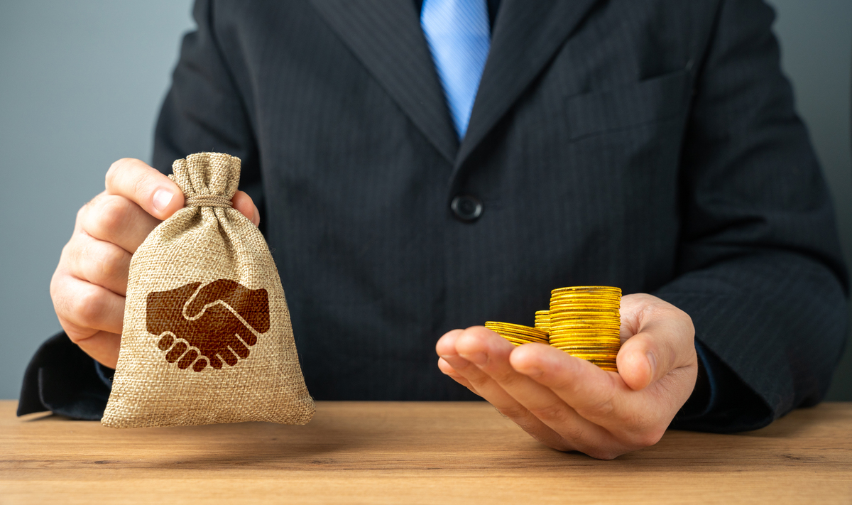 当下,出生率下降,年轻人不结婚,亦不生子,媒体归结