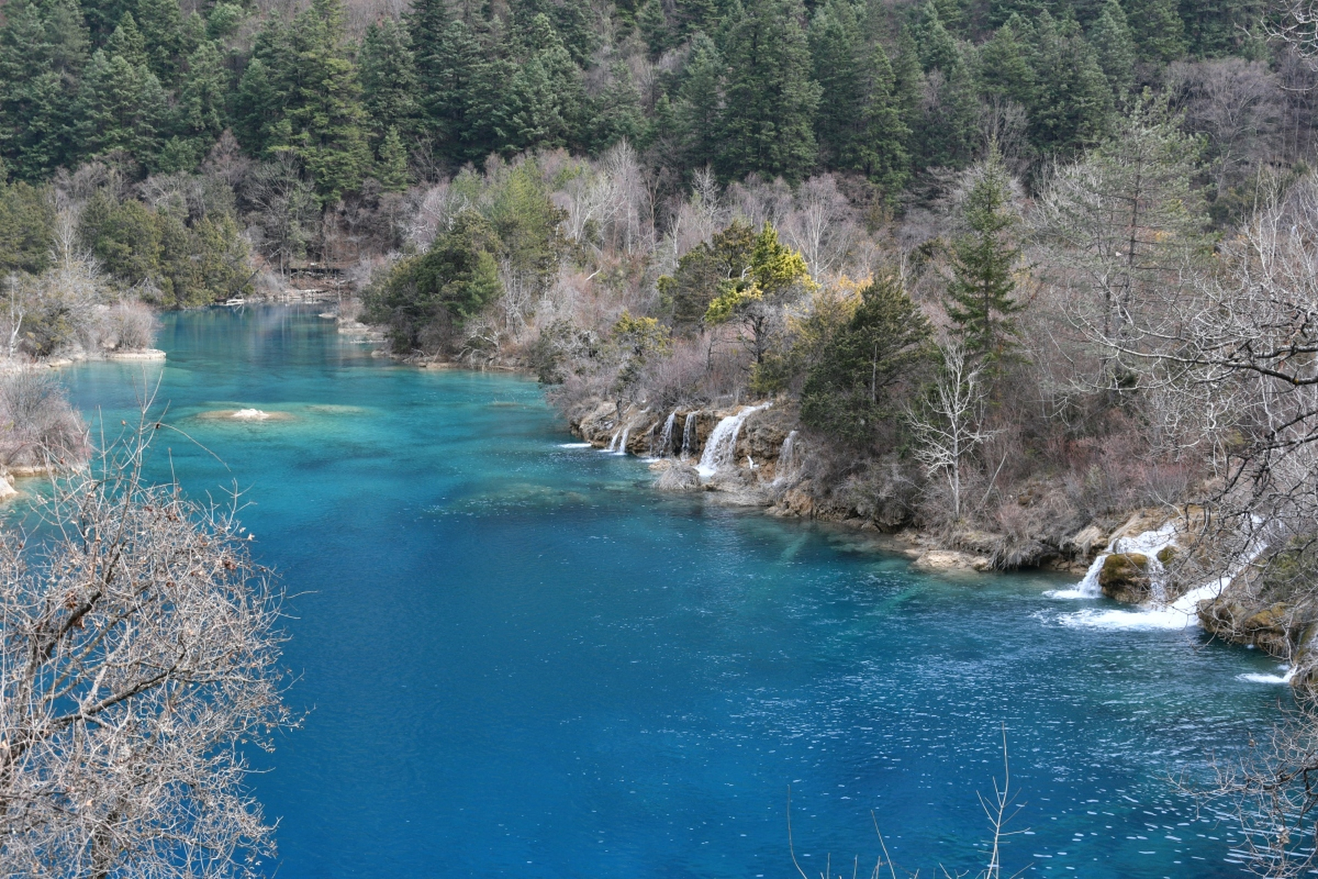 九寨沟,位于四川省阿坝藏族羌族自治州九寨沟县漳扎镇,是一处以独特的