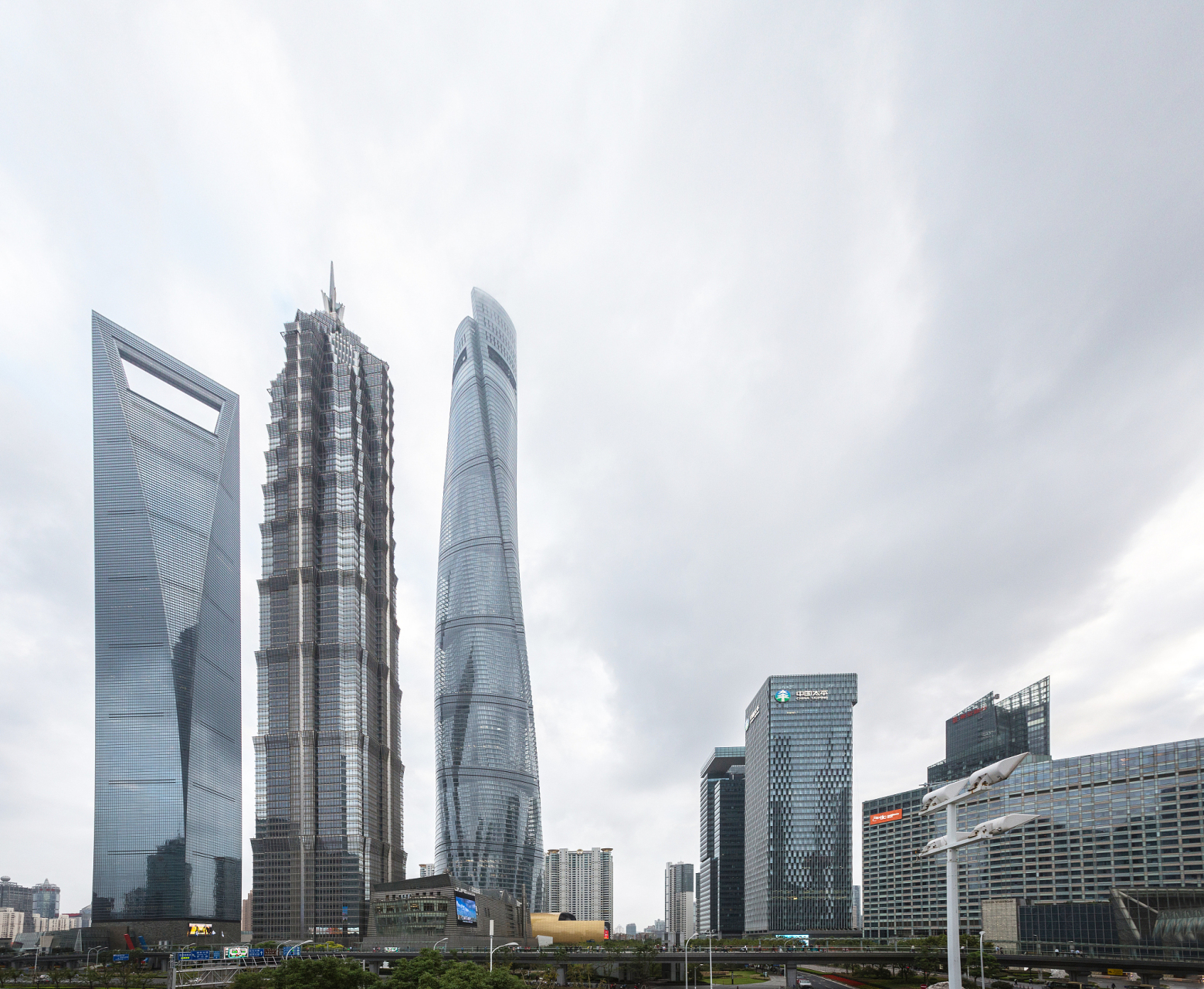 上海中心大厦是中国最高的楼,高度超过600米,是全球最高绿色建筑之一