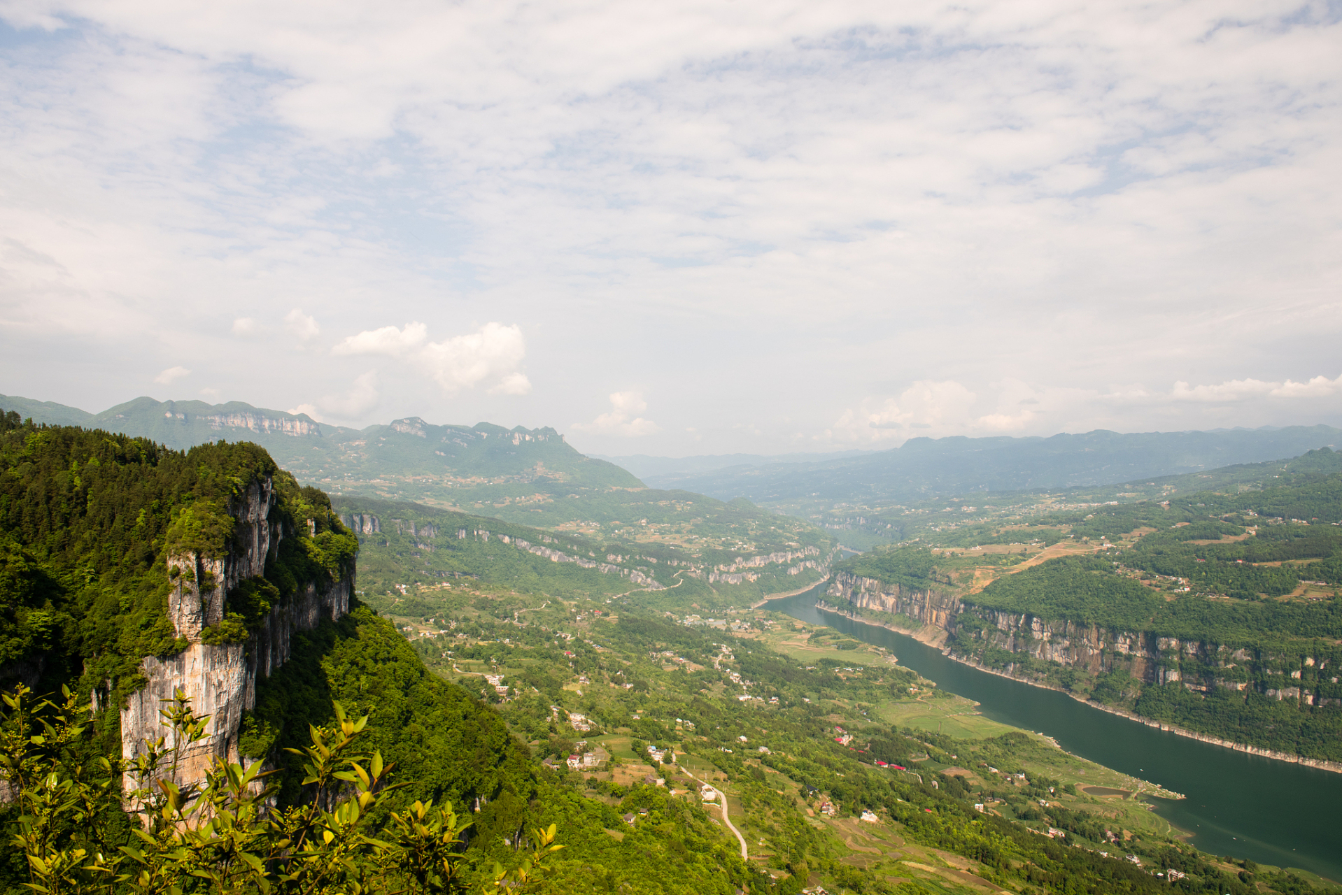 首先,恩施拥有得天独厚的自然环境.