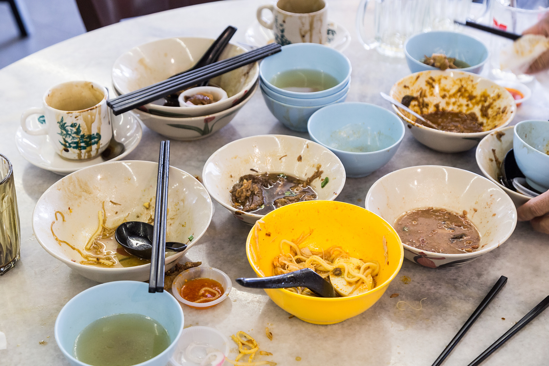残羹剩饭,意思是指吃剩下来的菜汤和饭食