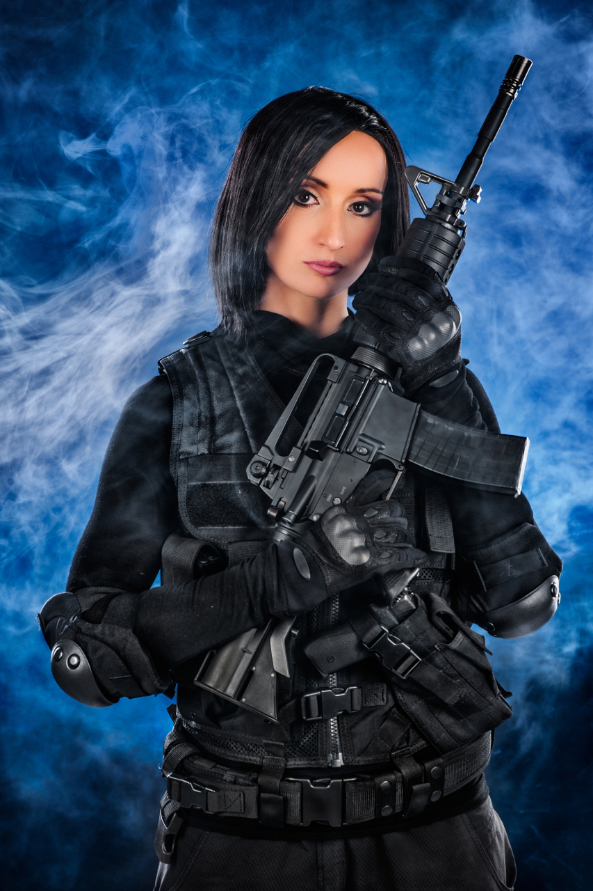 双枪劳拉  双枪劳拉是一位年轻而充满活力的女性,她有一头乌黑的长发