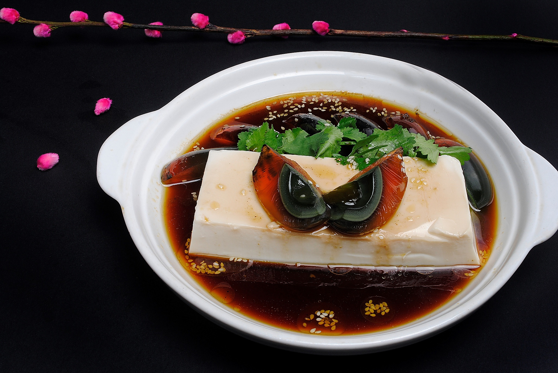 以下是一份简单的做法:  准备食材:内酯豆腐,皮蛋,芝麻油,生抽,香醋