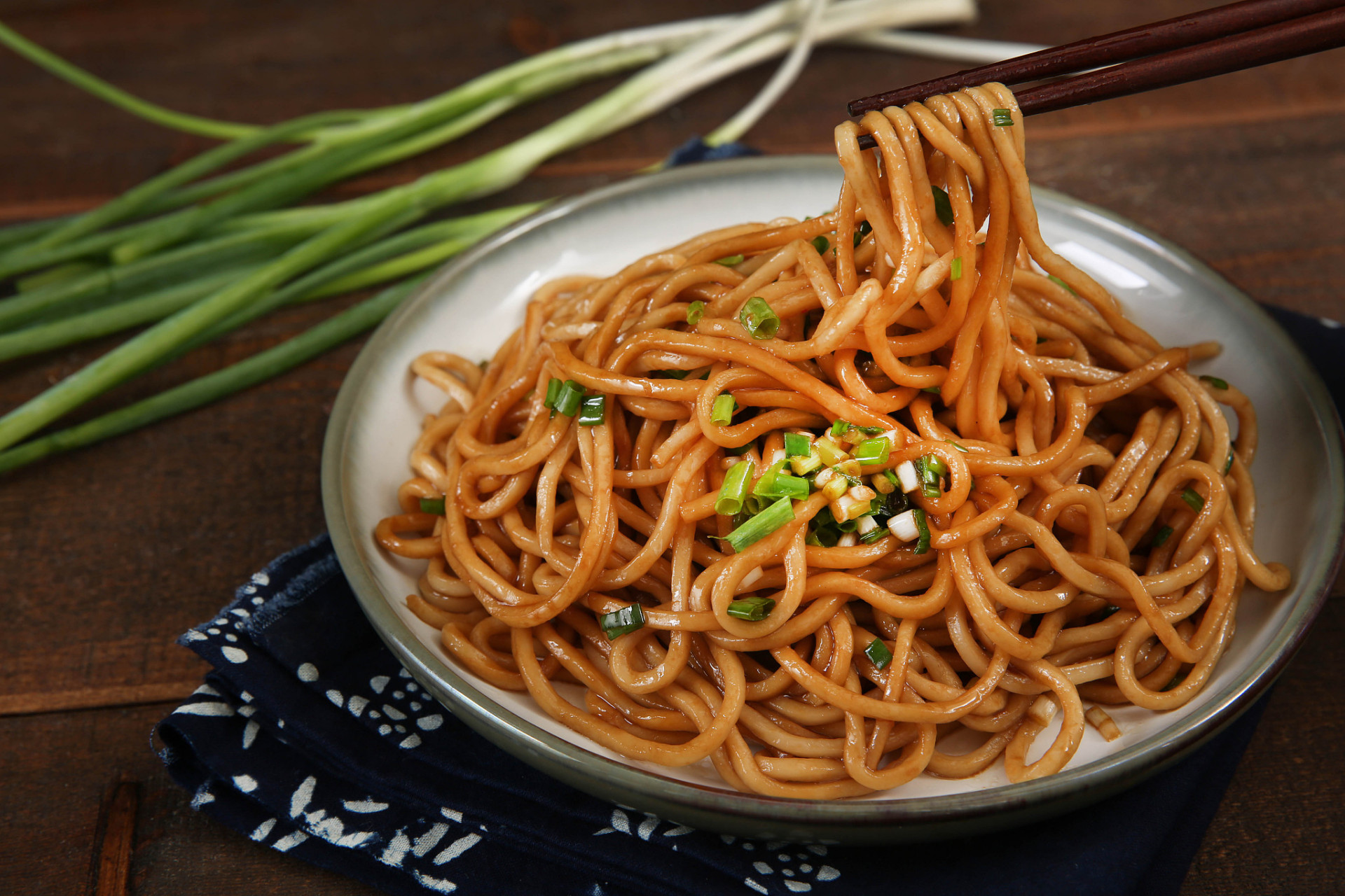 夜宵则偏向非正式零食或小吃,美味但营养价值低,不能替代正餐.
