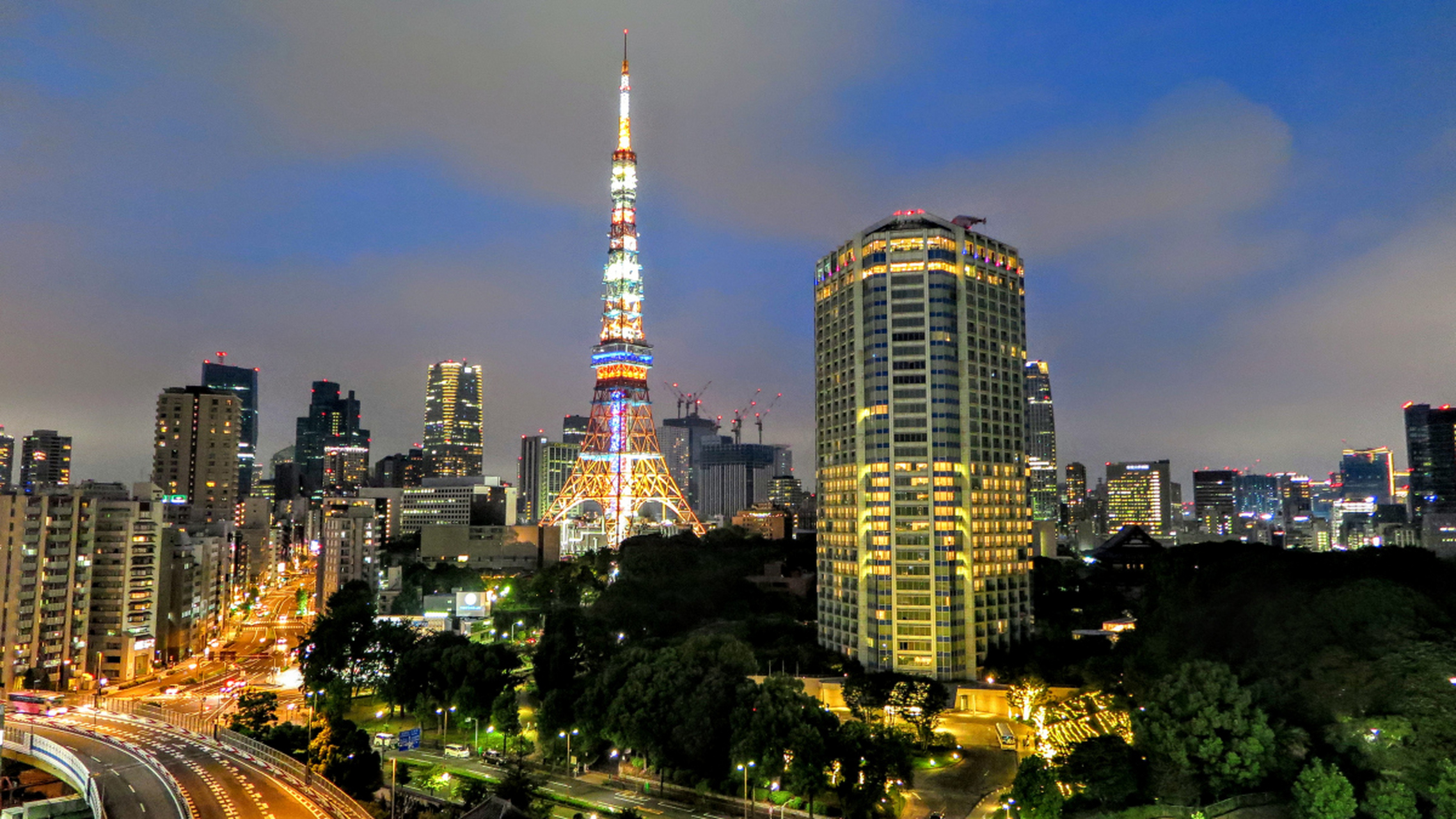 跨年创作挑战赛# 东京塔是东京的标志性建筑之一,也是日本著名的景 