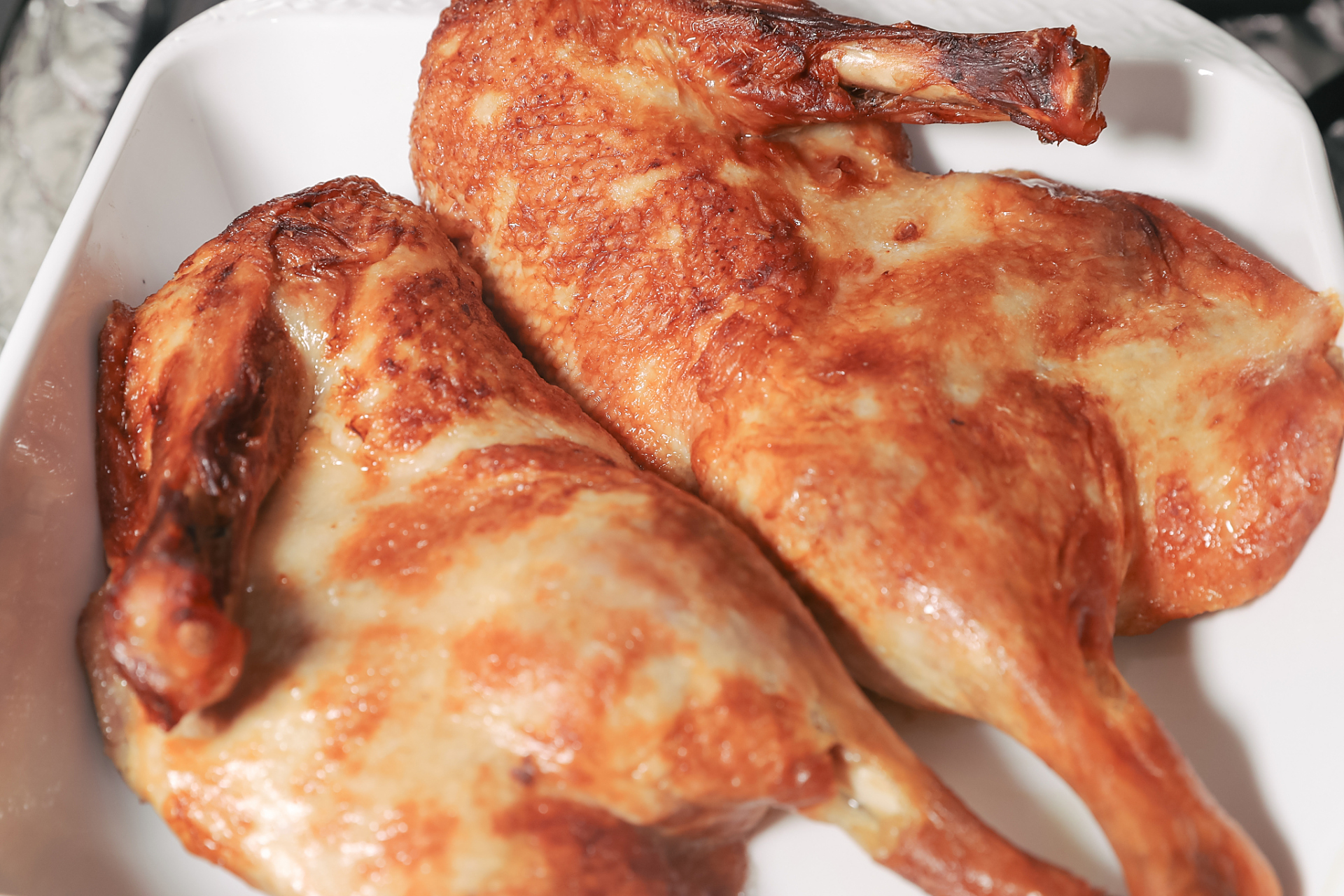 人民大学食堂自研烤鹅腿定价15元  近日,北京的清华大学,北京大学和