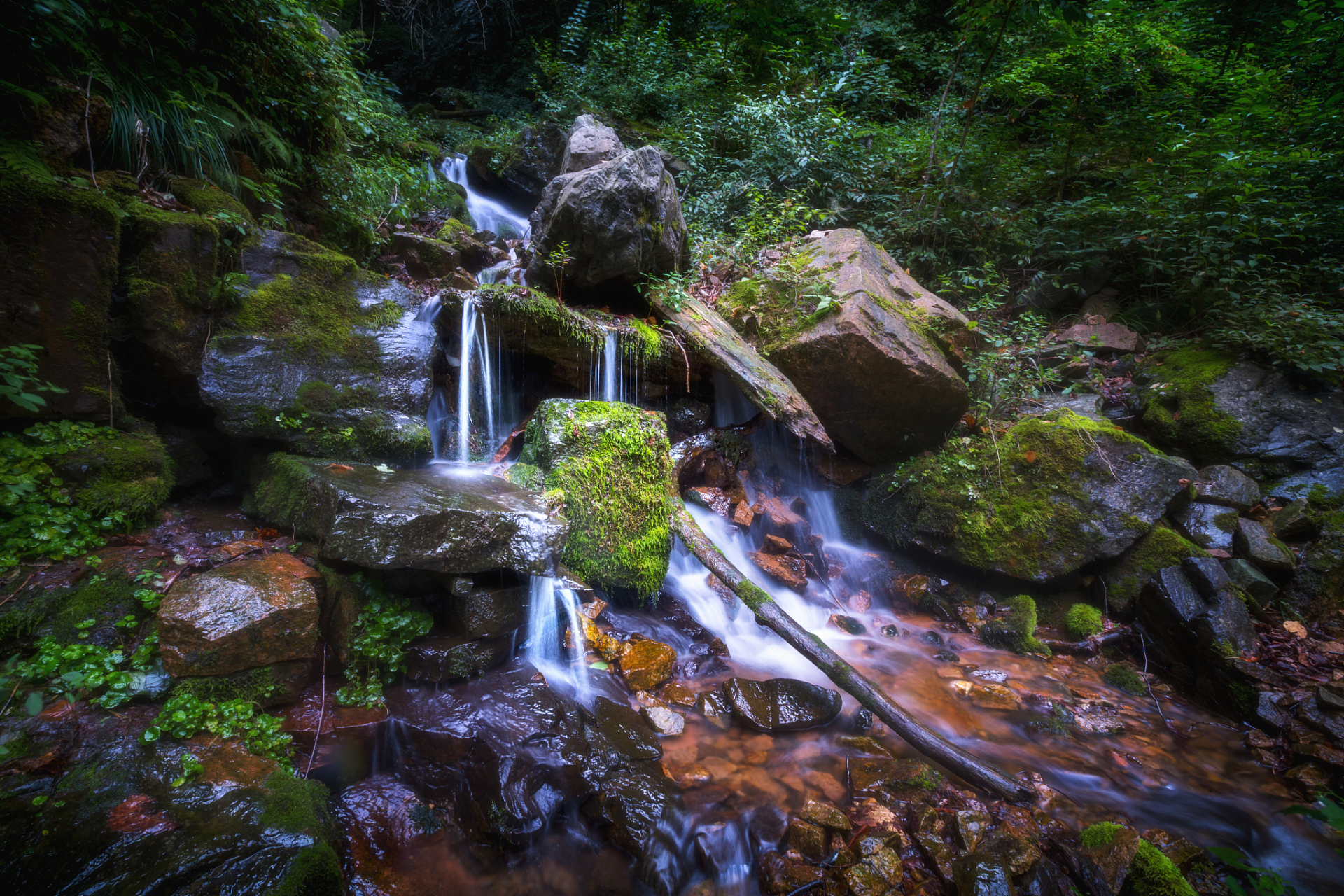 岳西旅游攻略推荐景点包括大别山彩虹瀑布风景区,天峡风景区,明堂山