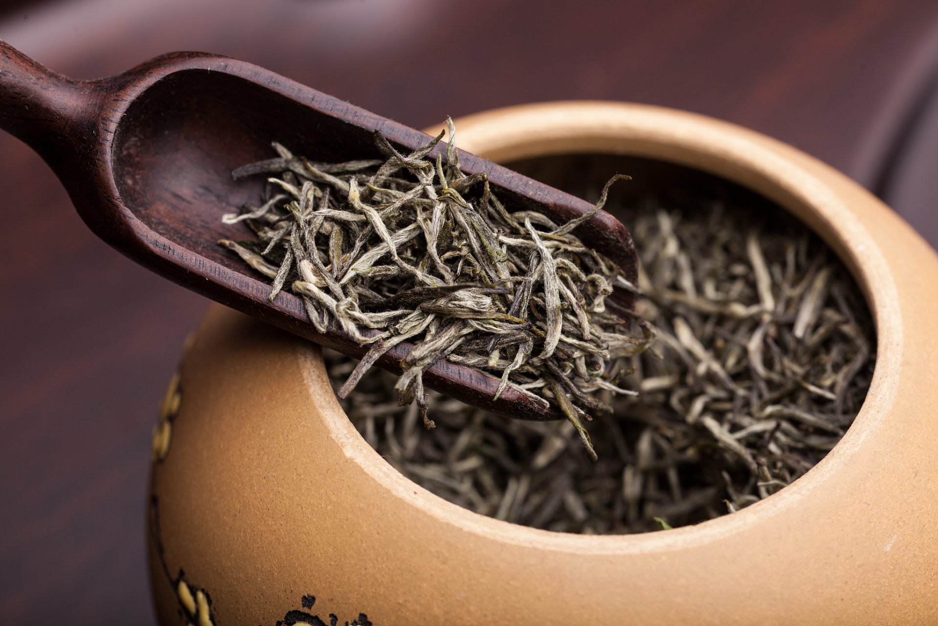 君山银针  产于岳阳洞庭湖的青螺岛,是具有千余年历史的传统名茶.