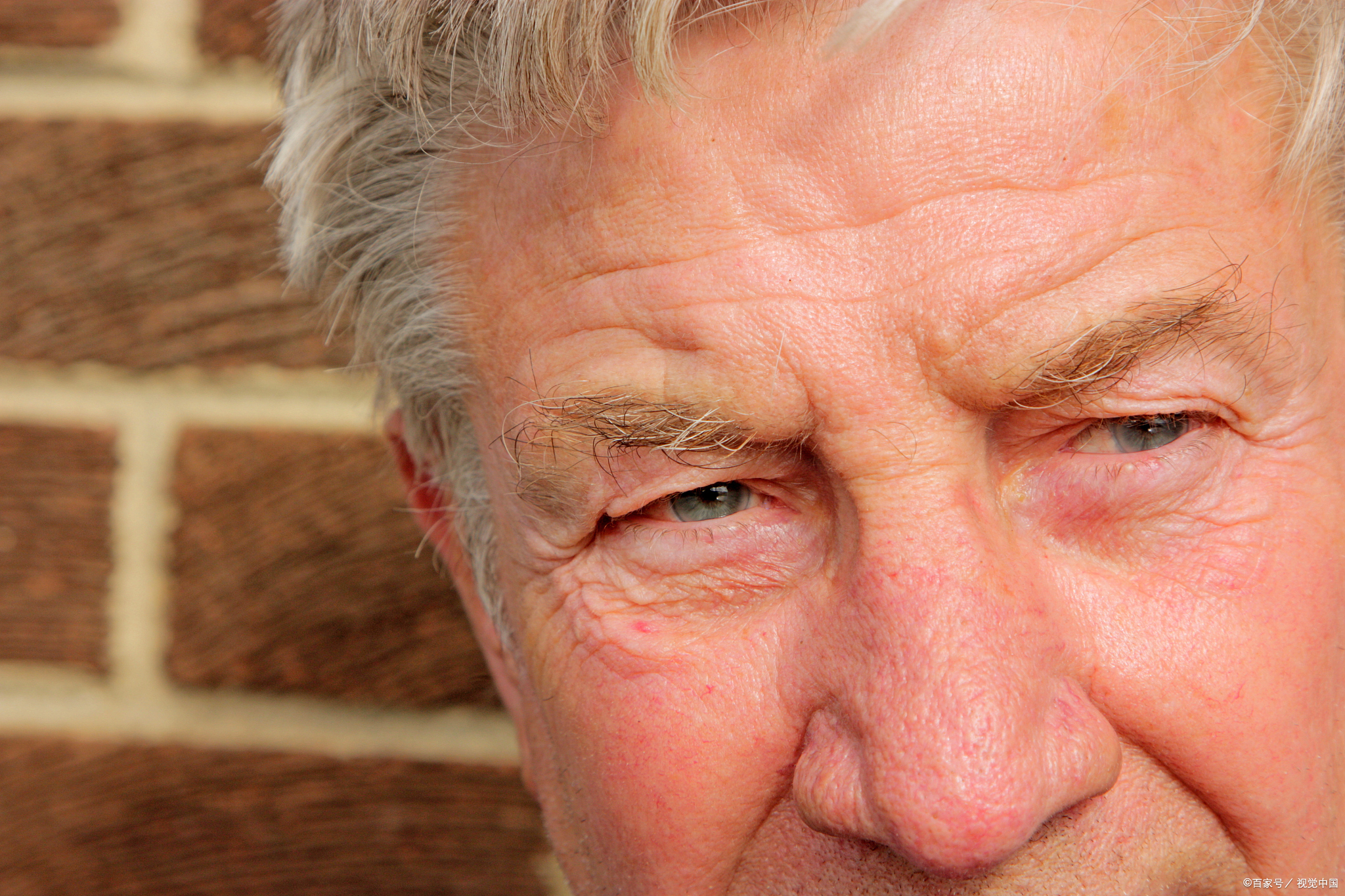 50岁后眉毛变长,到底是好事还是坏事?