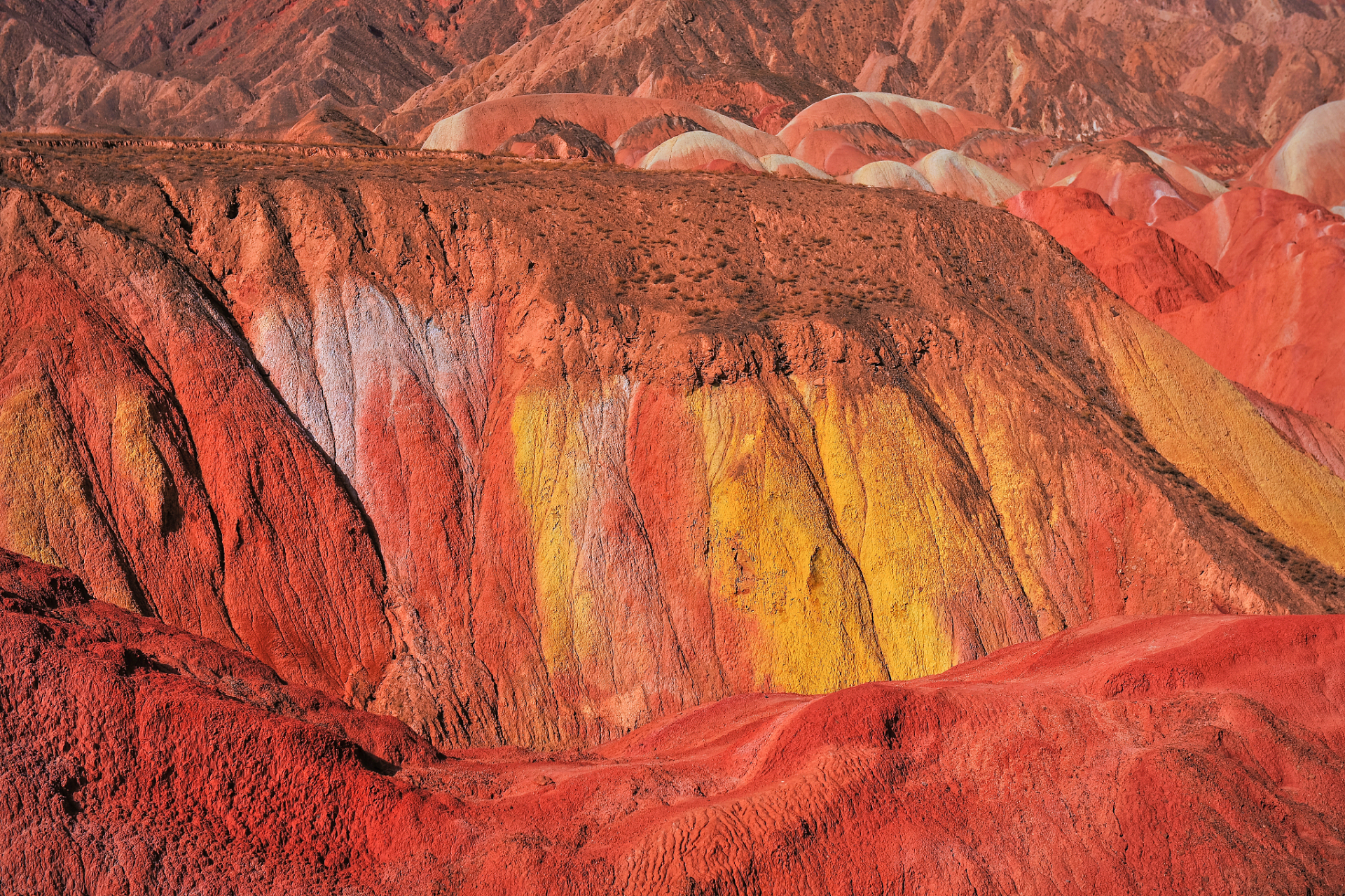 甘肃张掖七彩丹霞是中国丹霞地貌的典型代表之一,以其色彩斑斓,造型