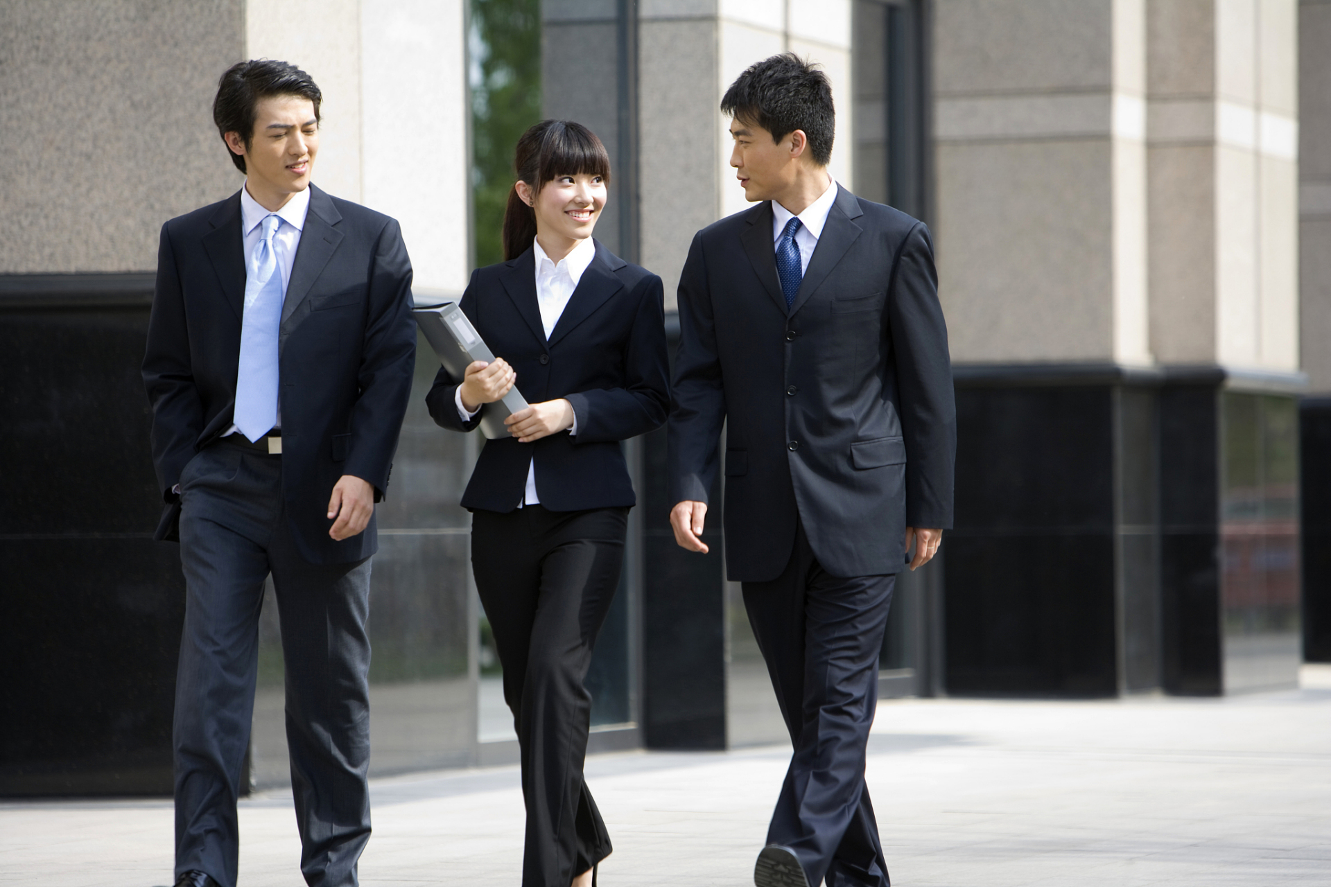 职场礼仪在现代职场中非常重要,它有助于建立个人良好形象,促进有效