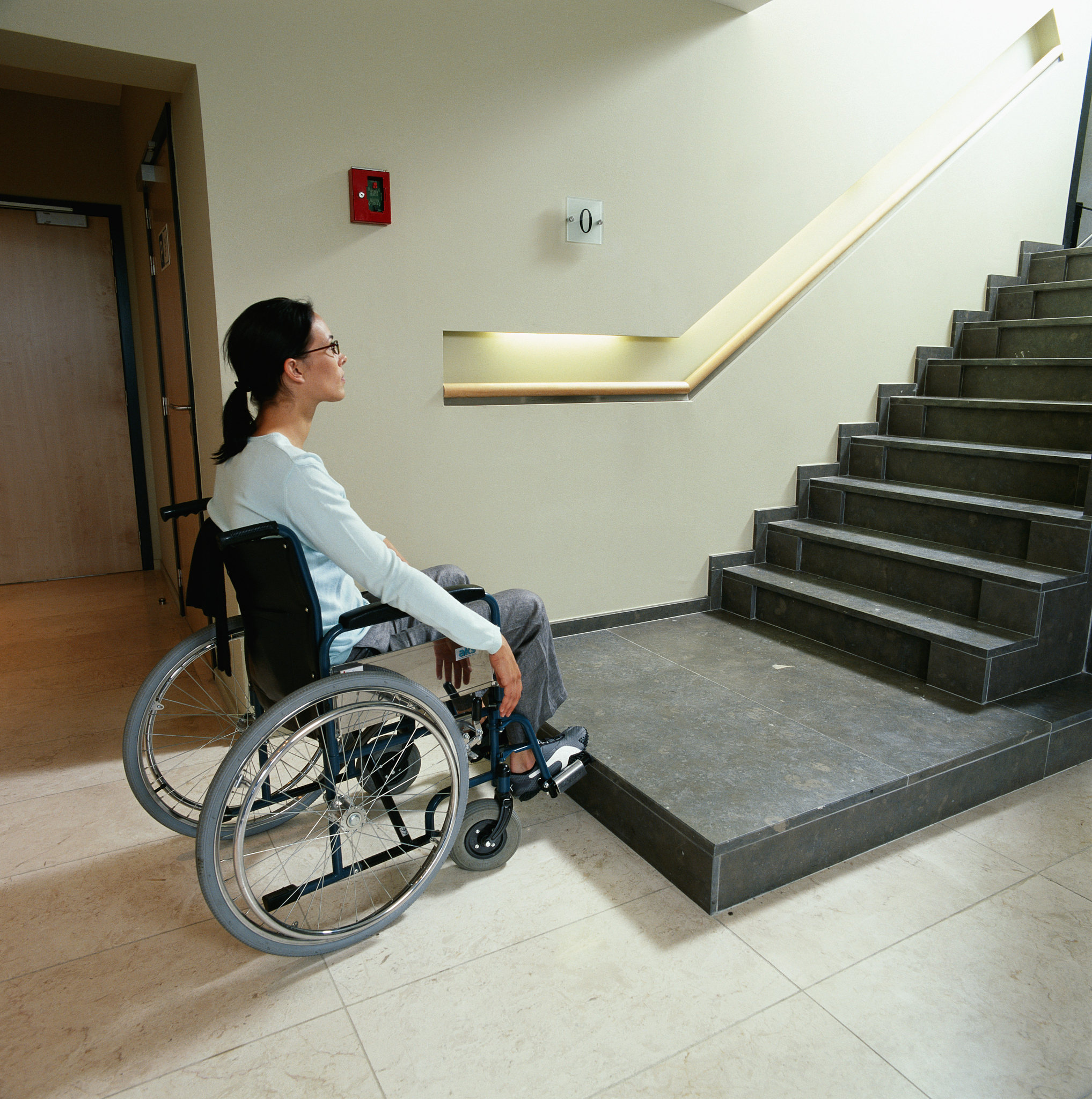 "颠覆你的想象!爬楼梯轮椅,便捷实用的代步工具!