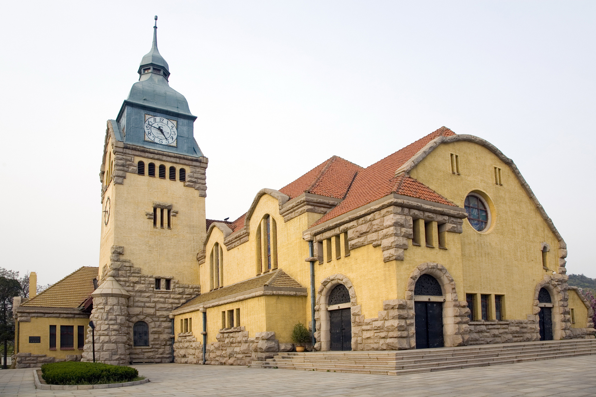 青岛花石楼是一座历史悠久,文化底蕴深厚的名胜古迹,我有幸在近日前往