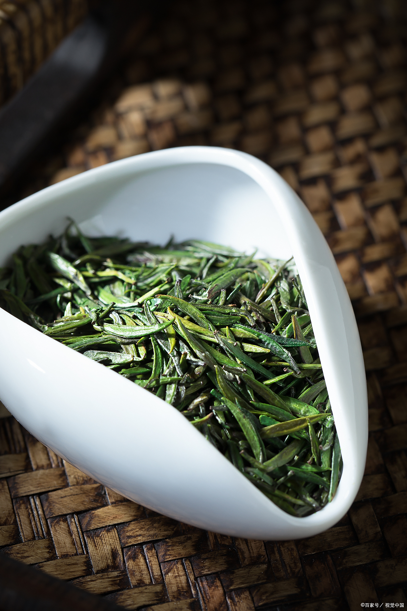 4,邓村云雾:曲条形绿茶,产十湖北省宜昌市邓村茶场.