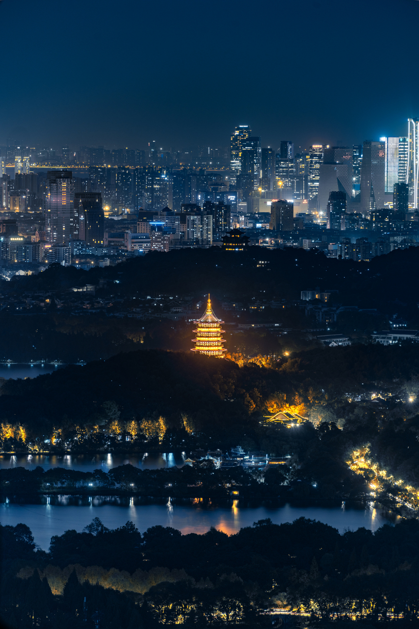 钱塘江的夜景是杭州的一张名片.
