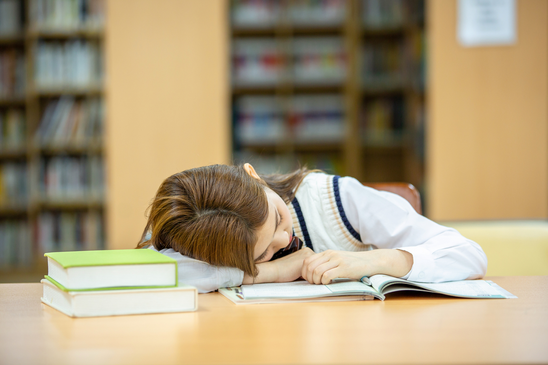 一看书就犯困背后的脑科学 为何集中精力这么难? 如何拯救大脑!