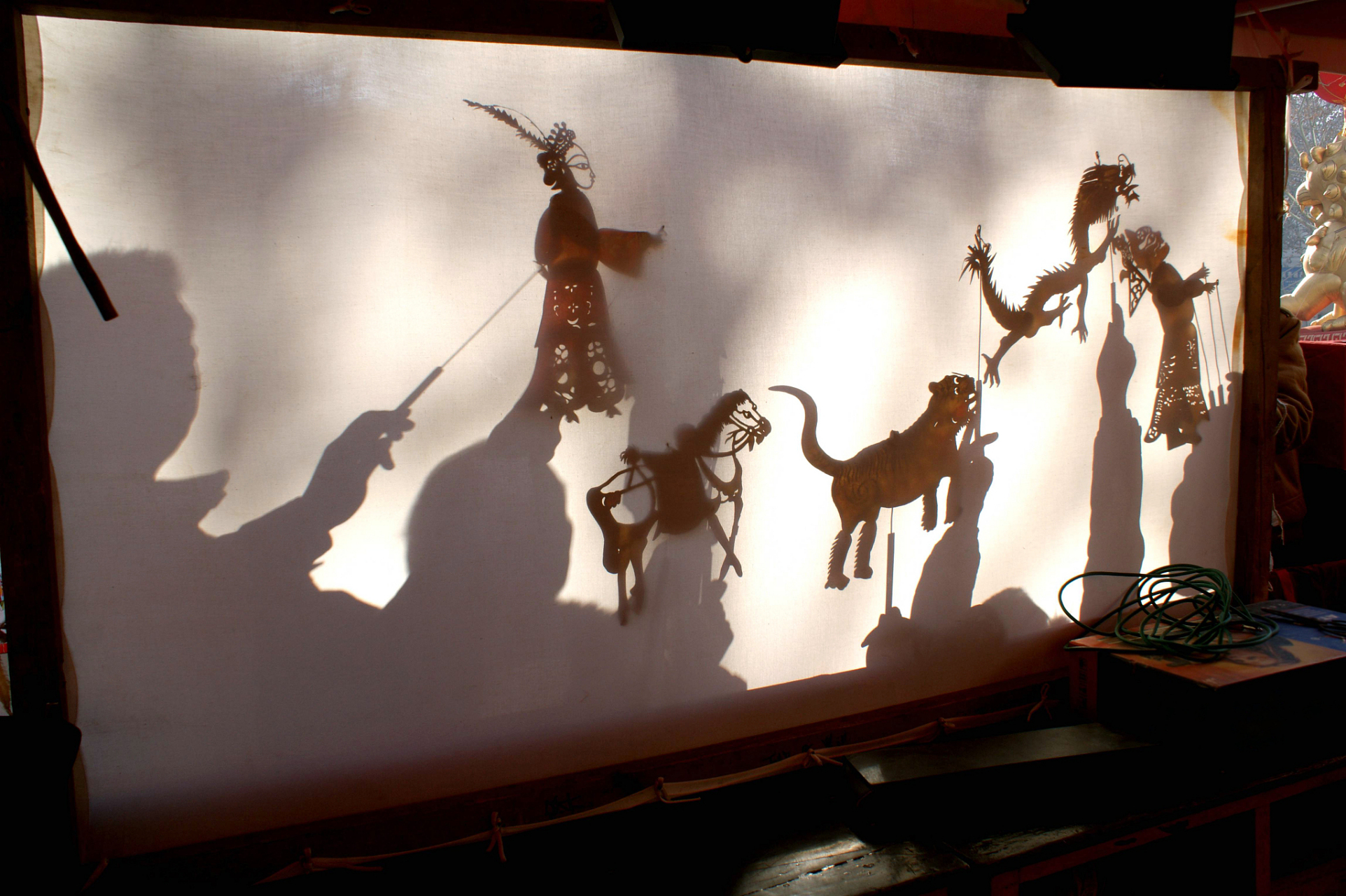 皮影戏是源于西汉,具有两千多年历史的中国民间艺术形式,以兽皮或纸板