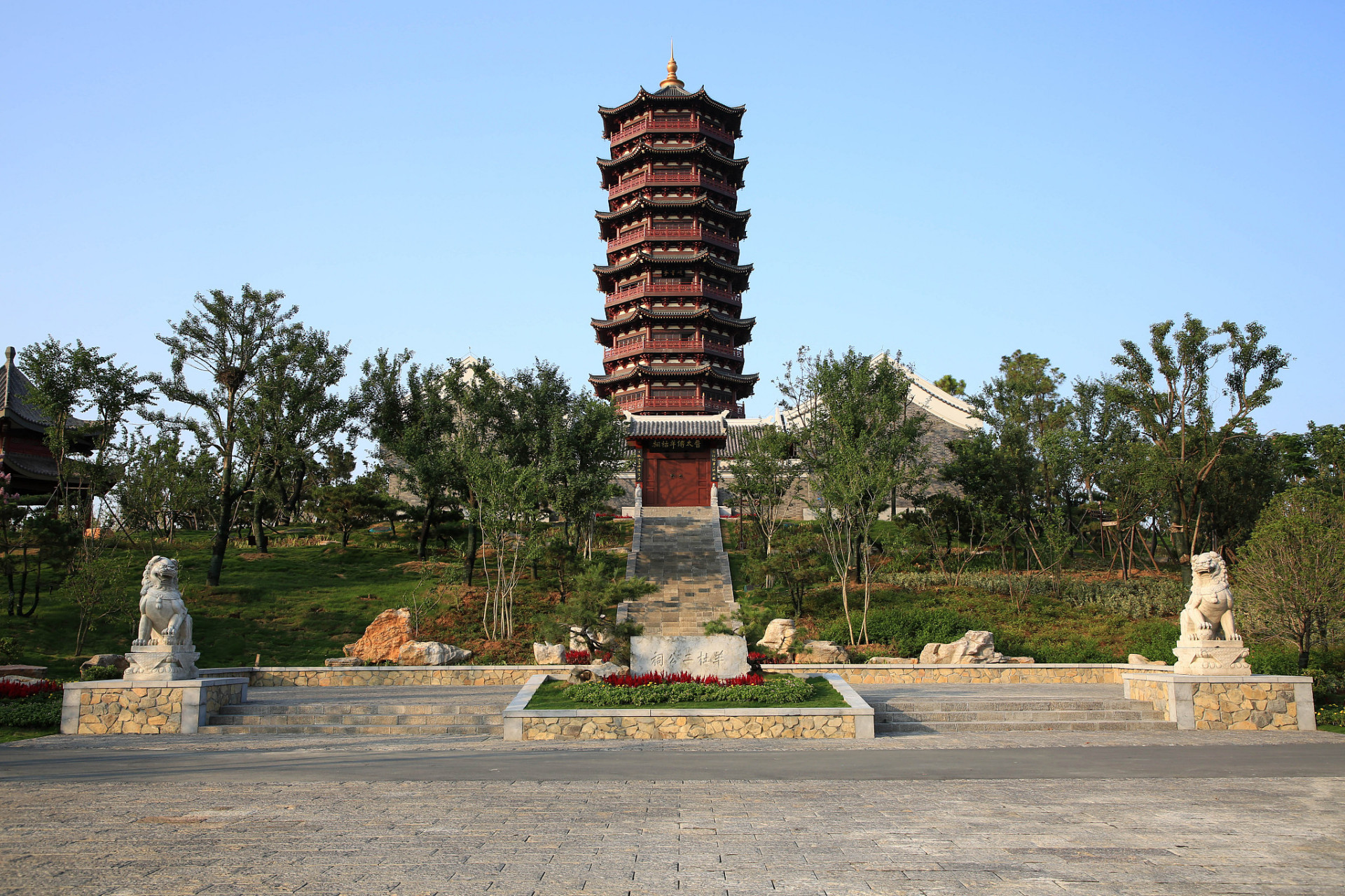 李塔位于上海市松江区李塔街130号,是一座七层四面的砖木结构塔,高30