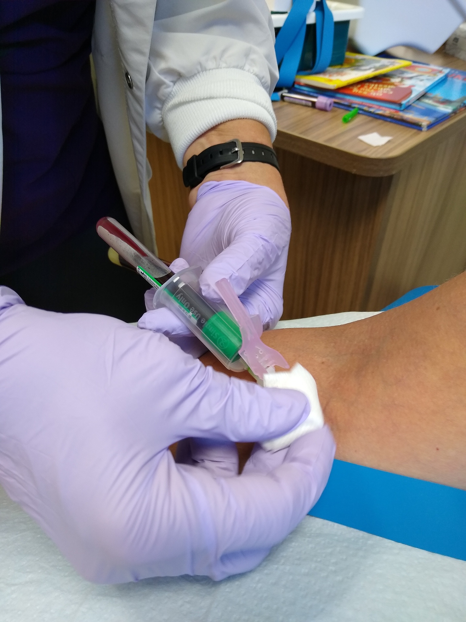 小西的故事,如同一面镜子,映照出当下社会对身高盲目追求的病态现象