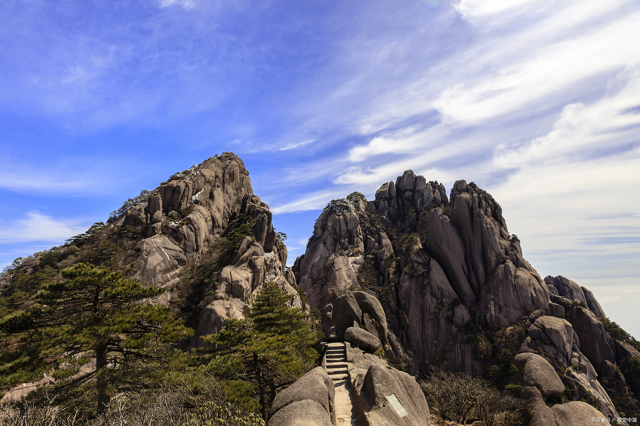 以下是对莲花峰的详细介绍:莲花峰风景区主峰海拔1143米,总面积15平方