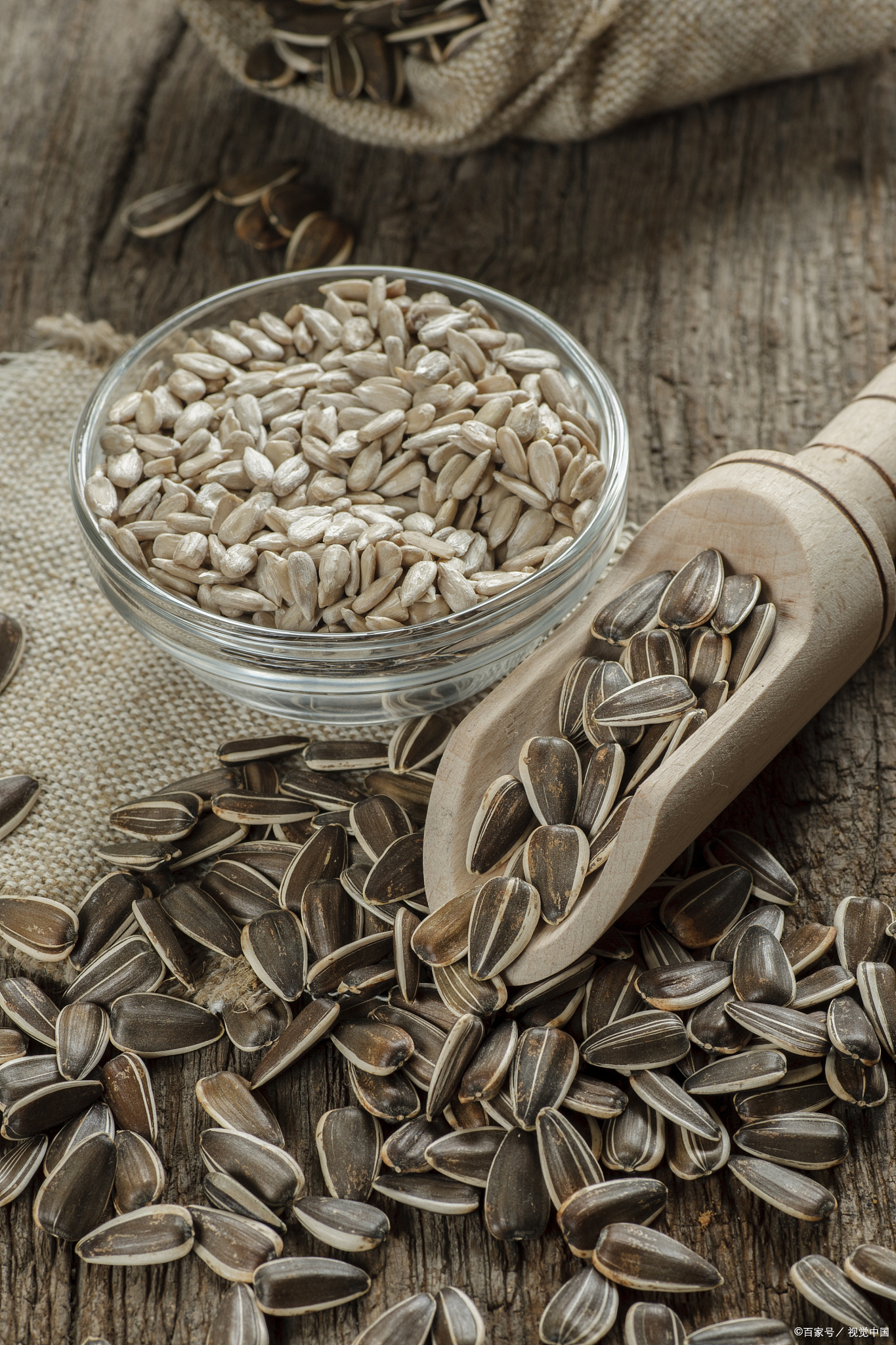 打手瓜子,即手工瓜子,与普通机器加工的瓜子有显著区别