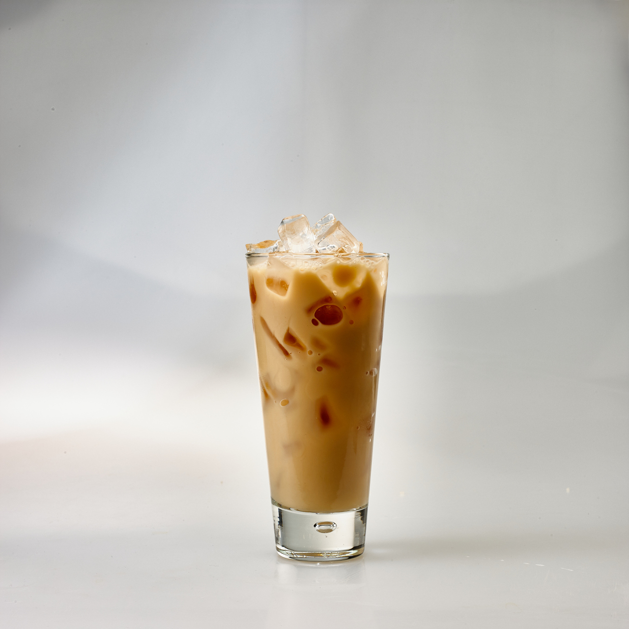 珍珠奶茶,又称波霸奶茶或珍珠奶泡茶,是一种经典的台湾饮品,由茶,牛奶