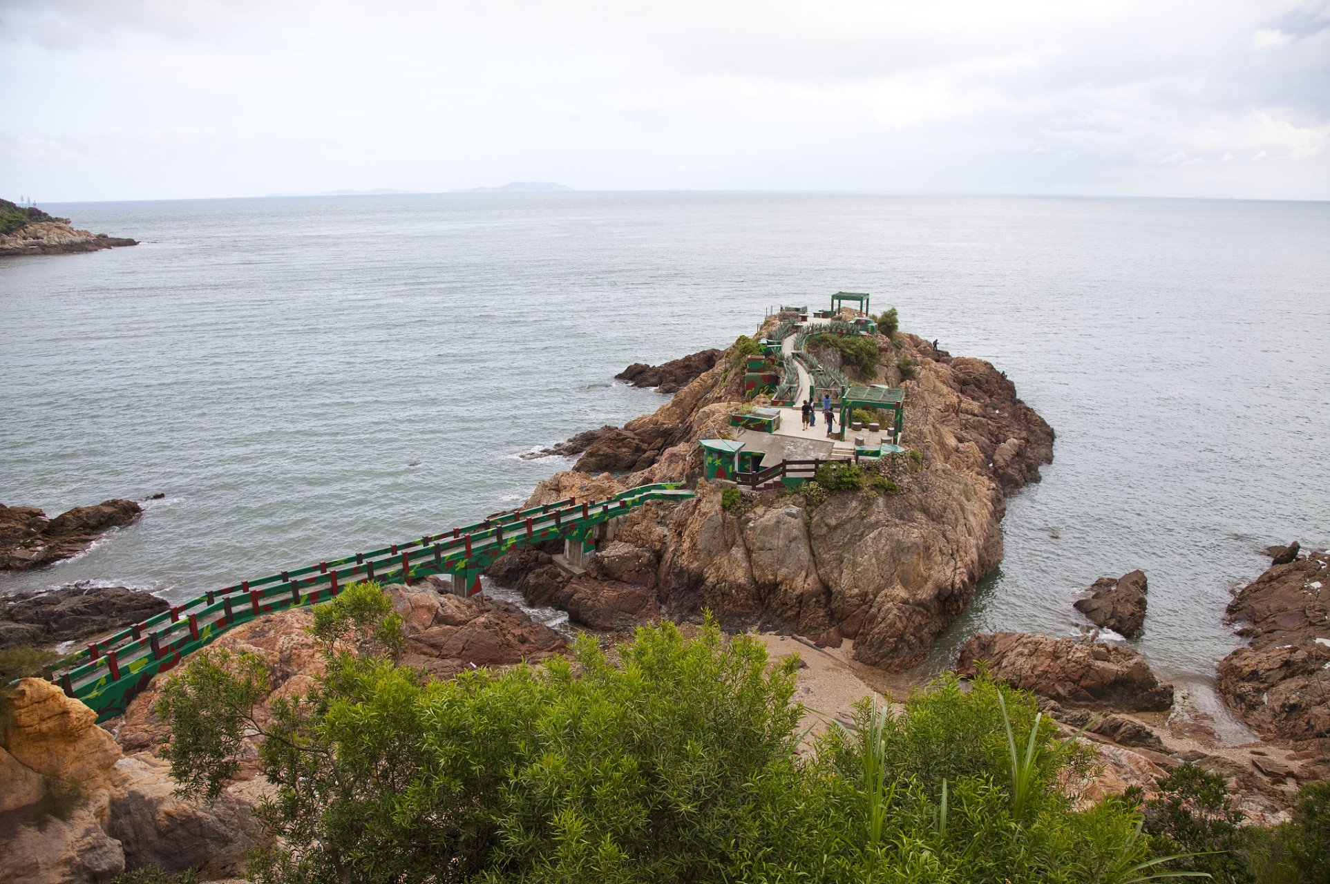 萝北县名山岛风景区位于黑龙江,特色是自然风光和海岛景观.