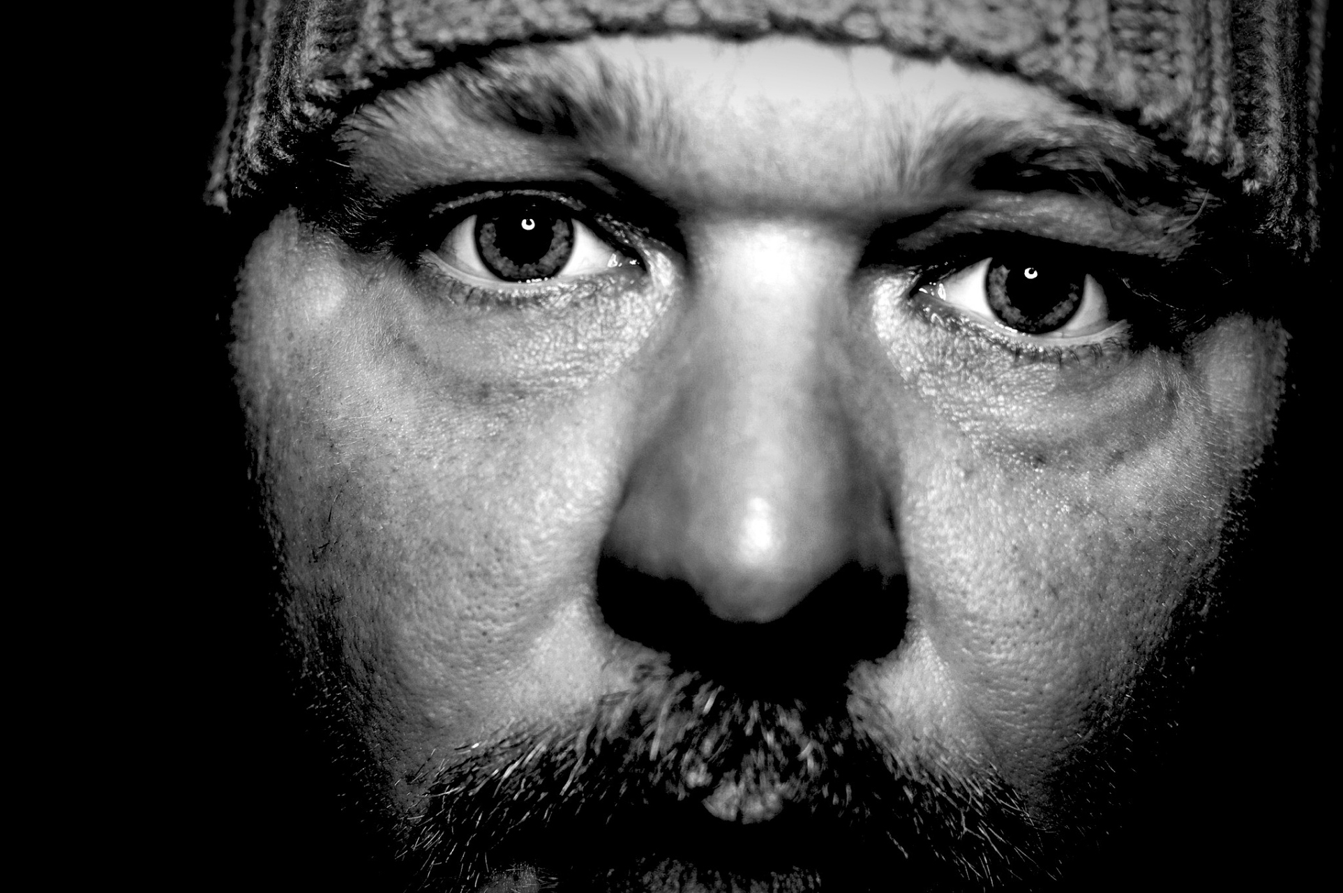 这种眼神中的绝望,是一种深深的痛苦和悲伤,让人不由自主地感到心痛.